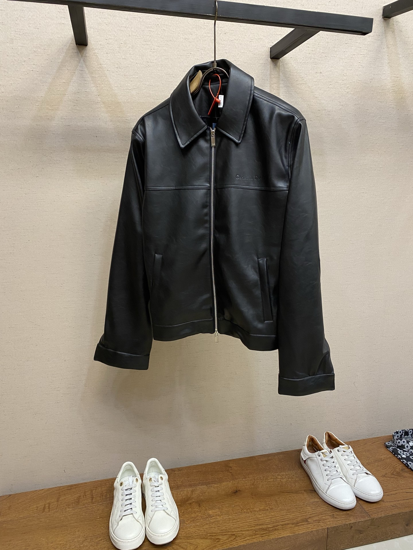 NO:731429,Dior supports after-sales Christian ribbed leather jacket, custom-made lattice lamb leather, quilted cannage pattern gabardine and Dior Logo rayon jacquard lining. Natural texture, natural luster, comfortable and skin-friendly. Deep black as the main tone. Eternal aesthetics representative of a gentleman. The front panel is embellished with gravure brand words on the chest. Clean lines and simple textures, low-key and powerful.  The back panel is sublimated with the same-tone quilted cannage pattern. The restrained logo is the most advanced statement. Use design to dialogue with light and shadow to exude a sense of luxury from the inside out. Process 1: Electro-erosion embossing. Leather processing technology that converts electric energy into aesthetic language. Prioritizes customizing the metal electrode mold based on the original 1:1. Press the leather surface through the precise coordination of current, temperature and pressure to form a concave three-dimensional texture. Process 2: Ergonomic three-dimensional cutting. Return to traditional craft techniques through segmentation, folding and shrinking.  Stretching technology. The so-called slow work and meticulous work are the respect for materials and the pursuit of feel. Complex workmanship, tedious, slow timeliness, high loss. Process 3: Template machine bag opening. The preset template guides the position, shape and size of the bag opening. The accuracy ensures the quality of the bag opening effect. Sizes S-XL, dior, jackets & coats, leather jacket, sheepskin,19860909Dior 支持年后售后 Christian 棱格纹皮衣外套 定制荔格云柔小羊皮革和绗缝藤格纹华达呢以及Dior Logo人丝提花里布 纹理自然 光泽自然 舒适贴肤 以深邃的玄黑作主基调 绅士代表的永恒美学 前幅以凹印品牌字样点缀于胸前 干净利落的线条与质朴的纹理 低调且有力 后幅则用同色调绗缝藤格纹图案作升华 克制的标识才是最高级的宣言 用设计对话光影 由内而外散发的高级感 工艺1: 电蚀压花 将电能转化为美学语言的皮革加工技术 优先根据原版1:1定制金属电极模具 通过电流和温度与压力的精准协同压向皮革表面 形成凹陷的立体纹路 工艺2: 人体学立体裁剪 回归传统工艺手法 通过分割 折叠 抽缩 拉展技术手法 所谓慢工出细活 是对材料的尊重 对手感的追求 做工复杂 繁琐 时效慢 损耗高 工艺3: 模版机开袋 预设的模板来指导开袋的位置 形状和大小 精确性确保了开袋效果质量 尺码S-XL,,dior,jackets & coats,leather jacket,sheepskin,,Men's clothing