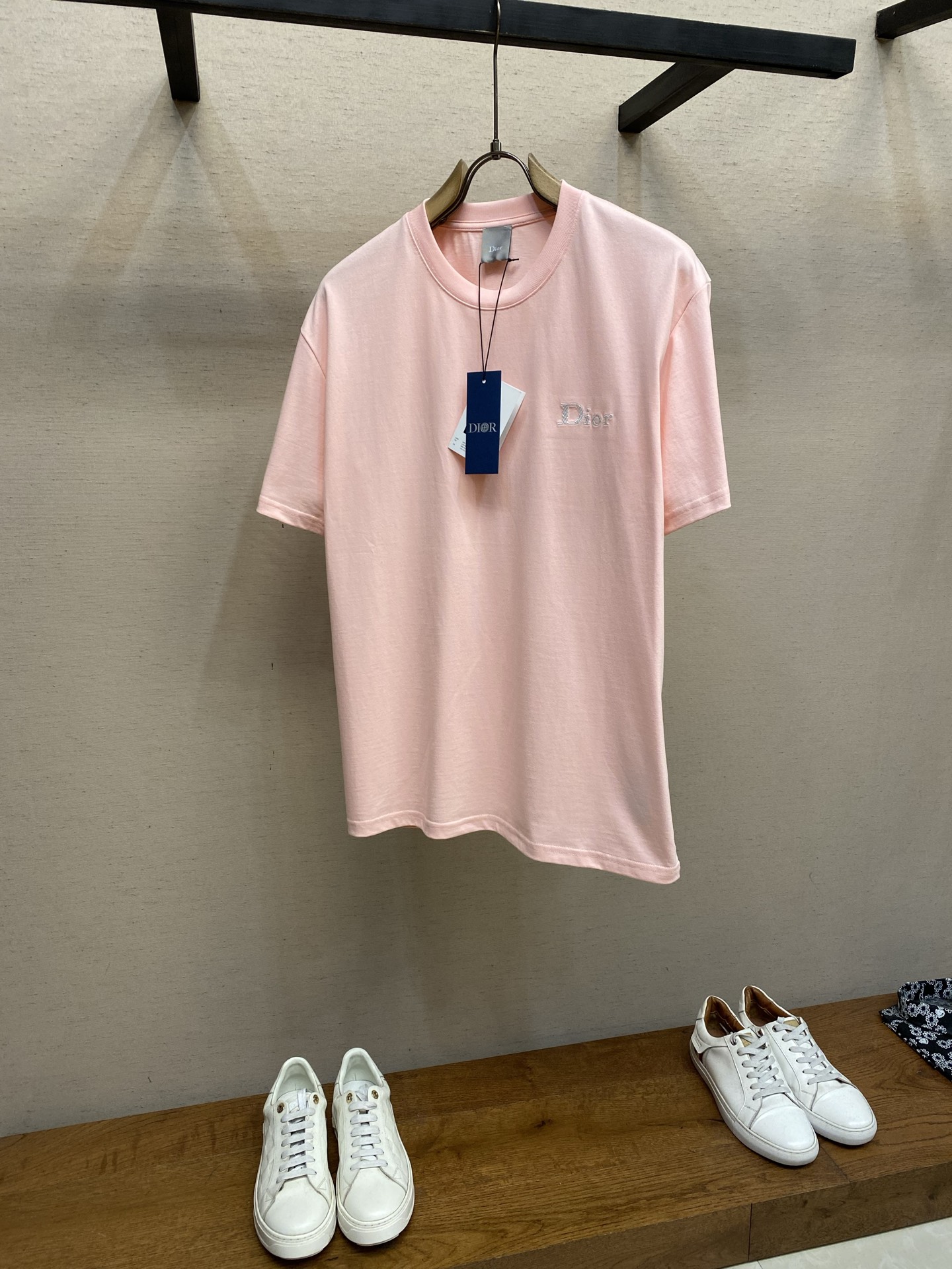NO:731417,Dior supports after-sales service after the year. 2026 new short-sleeved T-shirt. Cotton 300g fabric, soft and skin-friendly, wide and drapey. The four-threaded edge is finely made, the front panel is embroidered with the logo, simple and elegant, complete with three labels, same style for men and women. Sizes S-XL, dior, T-shirt, tees, t-shirt,19860909Dior 支持年后售后 2026新品短袖T恤 全棉300g面料,柔软亲肤,挺阔有垂坠感.四线密边做工精细,前幅案l刺绣配合logo标识,简洁大方,三标齐全,男女同款 尺码S-XL,,dior,T-shirt,tees，t-shirt,,Men's clothing