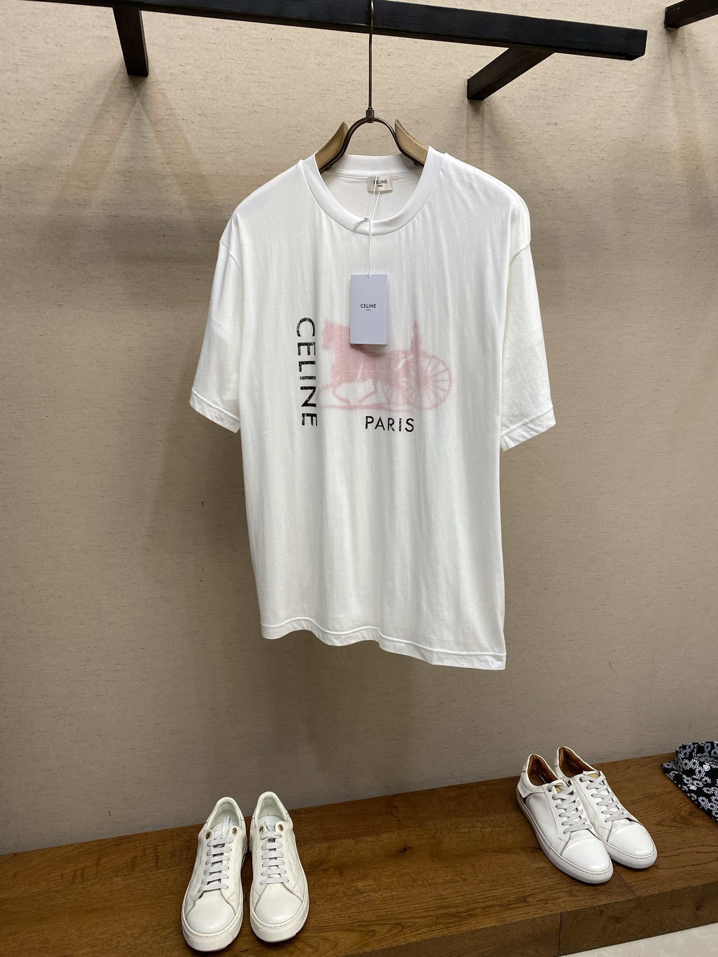 NO:731435,Celine supports after-sales 2026FW early spring Year of the Horse limited carriage double-layer 120 high weave horse cotton short-sleeved T-shirt. Round neck design, CEL*NE red carriage print on the front. The high-end carefree feeling can be achieved in one piece. It has a sense of design and ultimate aesthetics. The double-layer design makes simplicity not simple. The hazy printing comes with an artistic filter and a loose version, which is simple and classy. Soft and comfortable, the loose version can accommodate a variety of body types. Simple and fashionable items, suitable for high-end fashion designers who pursue quality and design! Washing method: dry clean or wrap inside out in a laundry bag, wash separately and iron inside out at medium temperature! Do not soak/wash in warm water! Size S-XL,,celine,T-shirt,tees,t-shirt,19860909Celine 支持年后售后 2026FW早春马年限定马车双层120高织匹马棉质短袖T恤.圆领设计,正面CEL*NE 红马车印花. 高級慵慊感一件搞定.极具设计感极致美学.双层设计让简约不简单.朦胧印字自带艺术滤镜宽松版型,简约又有辦识度.柔软舒适,宽松版型,包容多种身材.简约时尚单品,适合追求品质和设计感高端时装精！ 洗涤方式干洗或反面包裹洗衣袋单独洗涤后反面中温熨烫！不得浸泡/温热水洗涤！ 尺码S-XL,,celine,T-shirt,tees，t-shirt,,Men's clothing