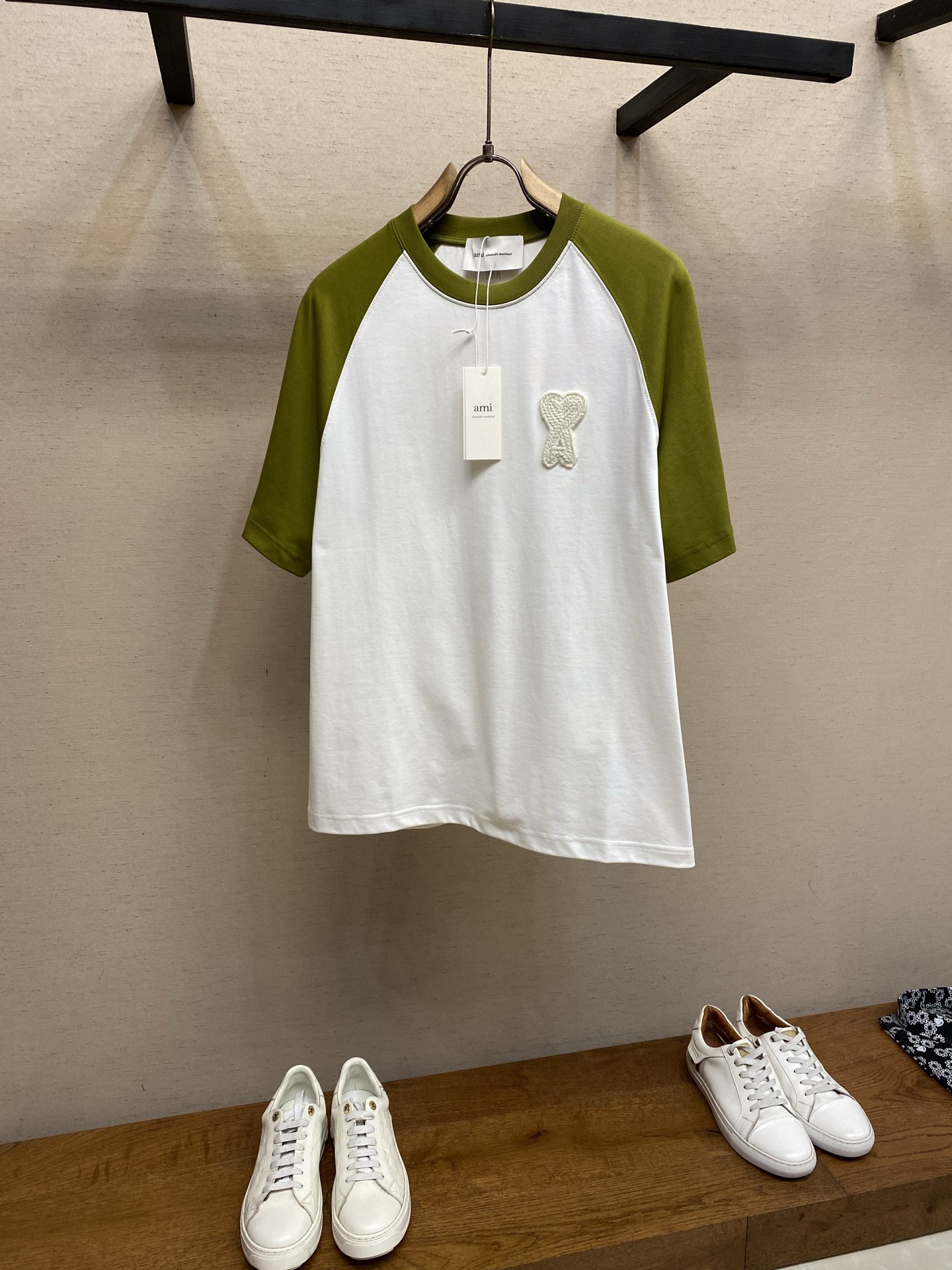 NO:731383,AMI...Support the after-sales Amy 2026FW Year of the Horse limited edition woven love raglan sleeves/horn sleeve cotton half-sleeved T-shirt/same color AMI embroidery on the back OS loose version cotton half-sleeved T-shirt Washing method Pure cotton products please wrap the laundry bag on the back for quick machine wash in cold water!  !  Do not soak/wash in warm water!  Size S-XL,,amiri,tees,t-shirt,19860909AMI……支持年后售后艾米 2026FW马年限定款编织爱心插肩袖/牛角袖棉质半袖T恤 /后背同色AMI刺绣 OS宽松版棉质半袖T恤 洗涤方式纯棉制品请反面包裹洗衣袋冷水快速机洗！！不得浸泡/温热水洗涤！ 尺码S-XL,,amiri,tees，t-shirt,,Men's clothing