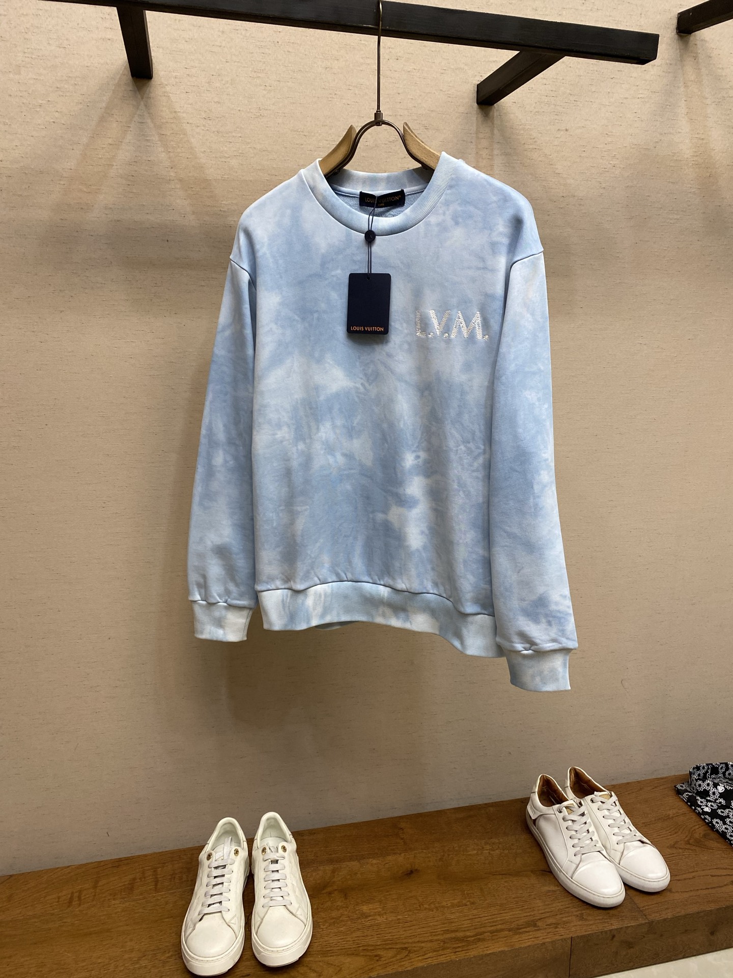 NO:731389,1V supports after-sales Louis family 2026FW early spring. This sweater is made of cotton, showing a soft washed antique look. Drawing inspiration from India in the 2026 spring and summer show, and colored by tie-dye process, each item has a unique look and feel. The chest and back are decorated with logo embroidery, simulating a hand-painted texture, becoming an eye-catching graphic embellishment. The chest is embroidered with the eye-catching brand letter logo, and the back is sewn with woven material Marque 1.Vuitton  Déposée label. Dry cleaning or quick cold machine wash recommended!  Do not soak in warm water or dry!  !  Size S-XL,,louis vuitton,198609091V 支持年后售后路易家 2026FW早春 本款针织衫采用棉材质,呈现柔软的水洗仿旧日外观.汲取2026年春夏秀场的印度灵感,经扎染工艺着色,每件单品都呈现别致观感.胸前与背部饰以标识刺绣,模拟手绘质感,成为醒目的图形点缀胸前刺绣有醒目的品牌字母标识,背部则缝有编织材质的 Marque 1.Vuitton Déposée 标签. 建议干洗或快速冷水机洗！不得浸泡以及温水及烘干！！ 尺码S-XL,,louis vuitton,,Men's clothing