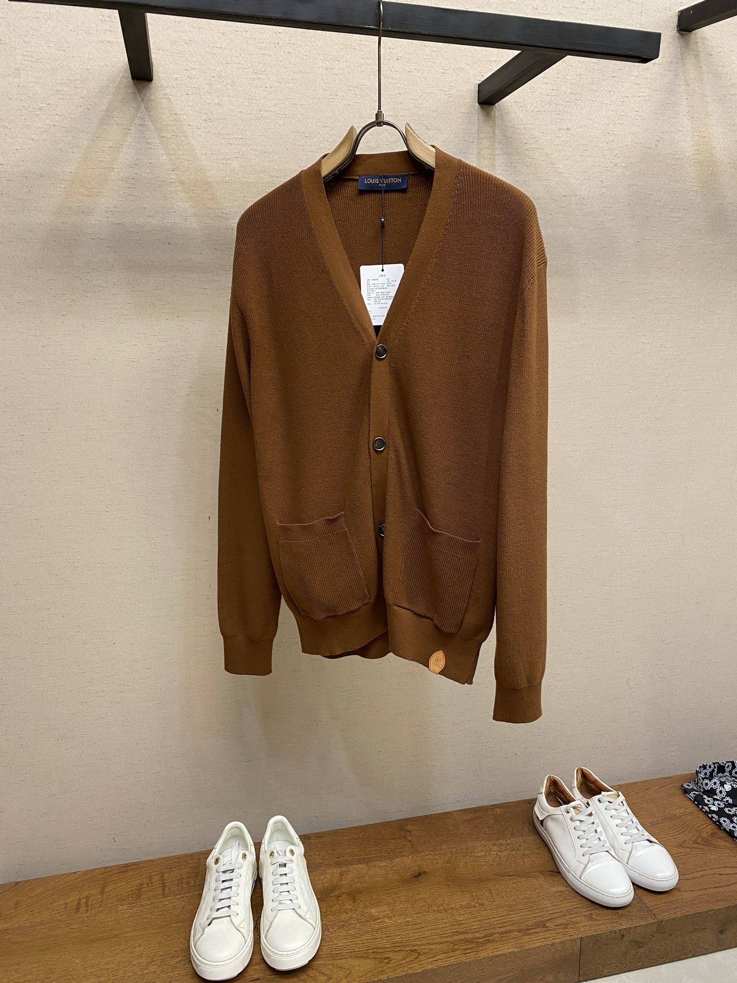 NO:731638,1V, supports the new after-sales men's capsule series after the year, brown fashionable temperament, simple and high-end sense, versatile V-neck knitted cardigan, size S-XL,,198609091V,支持年后售后新款男士胶囊系列棕色时尚气质简约高级感百搭V领针织开衫 尺码S-XL,,,Men's clothing