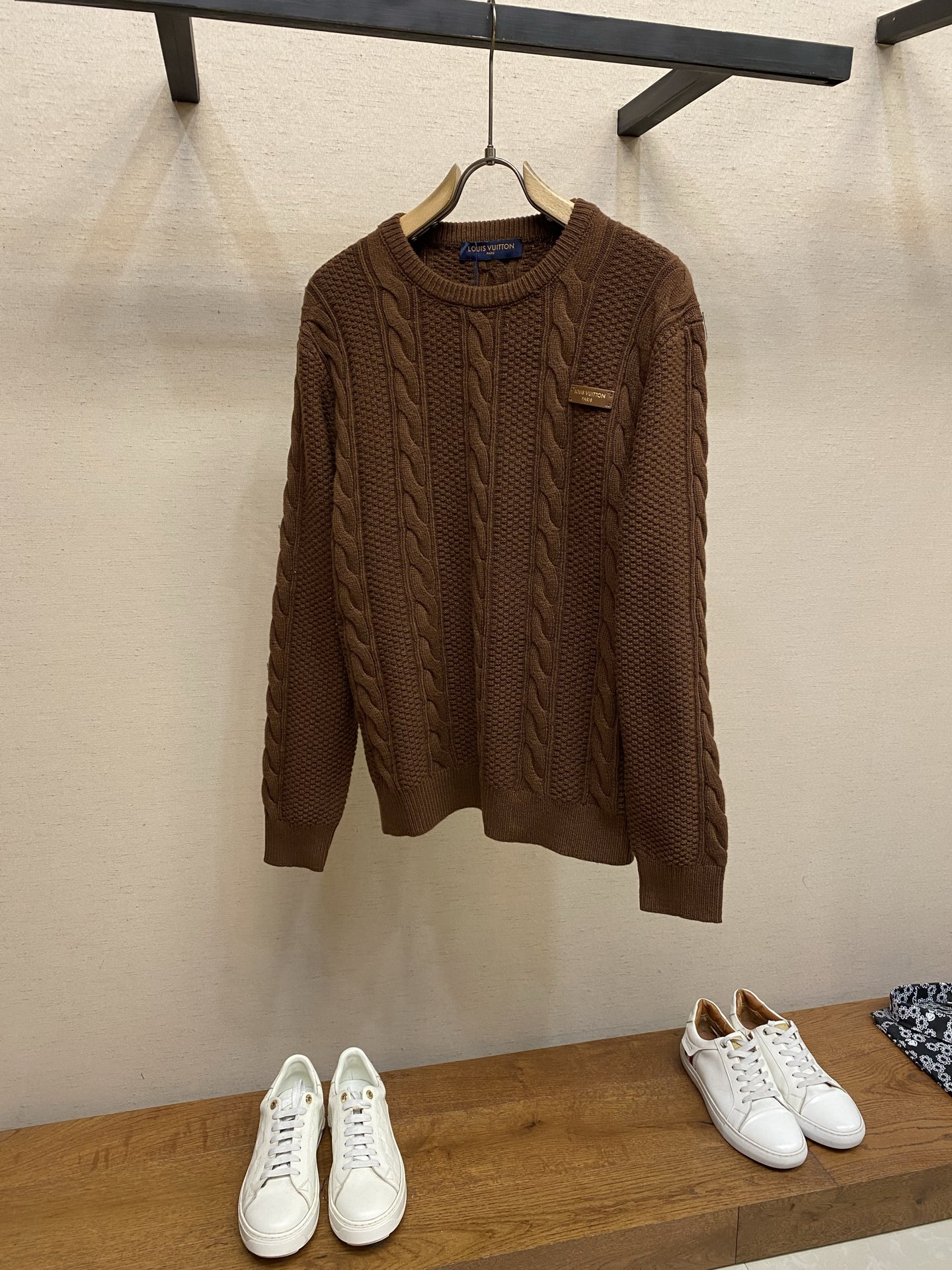 NO:731395,1V supports after-sales twist knitted sweaters after the new year, made of high-weight wool blend, warm and comfortable. Classic twist texture + round neck design, simple and retro, perfect for autumn and winter wear! The style is loose, lazy and casual, and can be easily used for commuting and leisure. The small label on the chest is embellished with perfect details. Pair it with a pleated skirt or jeans, and you can easily get the Korean retro style ~ Size S-XL S length 66 bust 108 shoulder width 46 M length 68  Bust 112, shoulder width 48, L length 70, bust 116, shoulder width 50, XL length 72, bust 120, shoulder width 52,,skirts,jeans,sweaters,198609091V 支持年后售后麻花针织毛衣,采用高克重羊毛混纺,保暖又舒适.经典麻花纹理+圆领设计,简约复古,秋冬穿搭超合适!版型宽松,慵懒随性,通勤休闲都能轻松驾驭.胸前小标签点缀,细节满分,搭配百褶裙或牛仔裤,轻松get韩系复古风~ 尺码S-XL S衣长66 胸围108 肩宽46 M衣长68 胸围112 肩宽48 L衣长70 胸围116 肩宽50 XL衣长72 胸围120 肩宽52,,skirts,jeans,sweaters,,Men's clothing