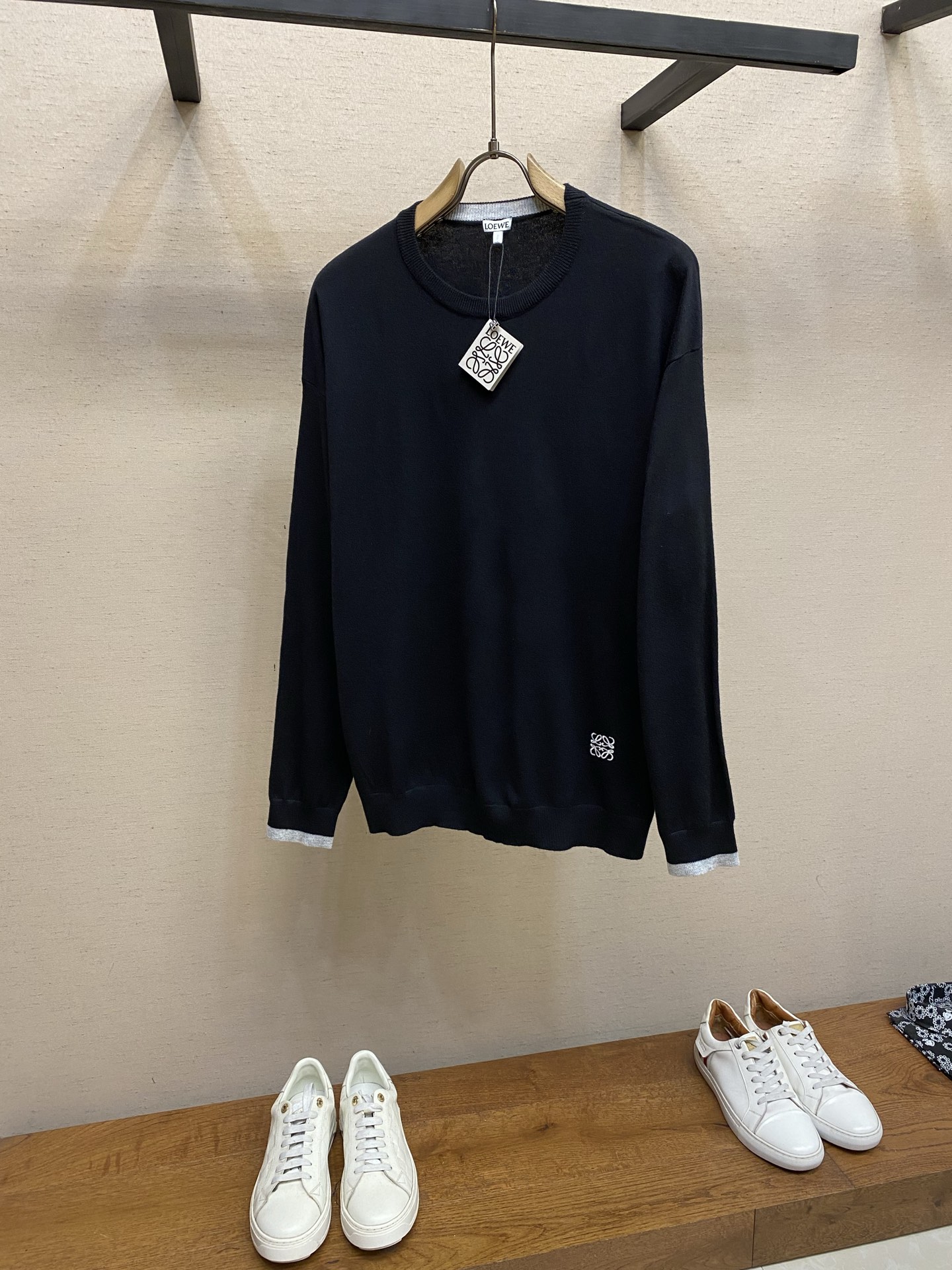 NO:731401,Loewe supports after-sales embroidered crew neck sweaters after the new year. Fabric selection: High-count fine wool is selected as the main body, with a light texture to break the heavy impression of sweaters. The wool fibers have been carefully selected and processed, not only retaining natural warmth, but also giving the fabric a soft drape like clouds - the upper body is light and unrestricted, and the skin feels as smooth as velvet. The main body is made of plain knitting technology, the weave is precise and even, the fine texture is looming between light and shadow, and the low-key and high-end texture is revealed. Details  Using the regular version and standard length as the skeleton, the body line is neat and smooth, the shoulder line falls naturally, and the inclusive tailoring adapts to a variety of body shapes. It is neither too loose and loses style, nor tight to restrict movement. Jersey stitching runs through the entire body, and every inch of stitching is evenly spaced. The cuffs are designed with contrasting ribbing, which breaks the silence of pure black like the finishing touch. The delicate thread texture not only enhances the fit and elasticity of the wear, but also creates a layered contrast visually. Craftsmanship  The classic Anagram embroidery with contrasting color yarns is decorated on the front panel through the sophisticated calculation system of the imported embroidery machine. The lines are smooth and precise. Each edge and arc of the head pattern has been repeatedly calibrated to ensure that the large-scale pattern is three-dimensional and vivid. The embroidery edges are smooth and burr-free, integrating with the delicate fabric, which does not damage the integrity of the fabric surface and is recognizable. Sizes S-XL,, loewe, sweaters,19860909Loewe 支持年后售后饰刺绣圆领毛衣 面料选择 精选高支精细羊毛为主体,以轻盈质感打破毛衣厚重印象.羊毛纤维历经细致筛选与处理,既保留天然保暖性,又赋予面料如云朵般的柔软垂坠——上身轻盈无束缚,肌肤触感如丝绒般顺滑.主体采用平纹针织工艺,织法精密均匀,细腻纹理在光影间若隐若现,低调中透着高级质感. 细节 以常规版型,标准长度为骨架,衣身线条利落流畅,肩线自然垂落,包容性剪裁适配多元身形,既不过分宽松失了型格,也不紧绷束缚活动.平纹针织缝线贯穿整体,每一寸针脚间距均等. 袖口采用对比色罗纹设计,如画龙点睛般打破纯黑的沉寂,细腻螺纹肌理不仅增强穿着的贴合度与弹性,更在视觉上形成层次反差. 工艺 通过进口绣花机精密的计算系统在前幅饰以对比色纱线的经典Anagram刺绣,线条流畅精密,头样每个棱角与弧度都经过反复校准,确保大货图案立体生动.刺绣边缘平滑无毛刺,与细腻的面料融为一体,既不破坏织面完整性,又具有辨识度. 尺码S-XL,,loewe,sweaters,,Men's clothing