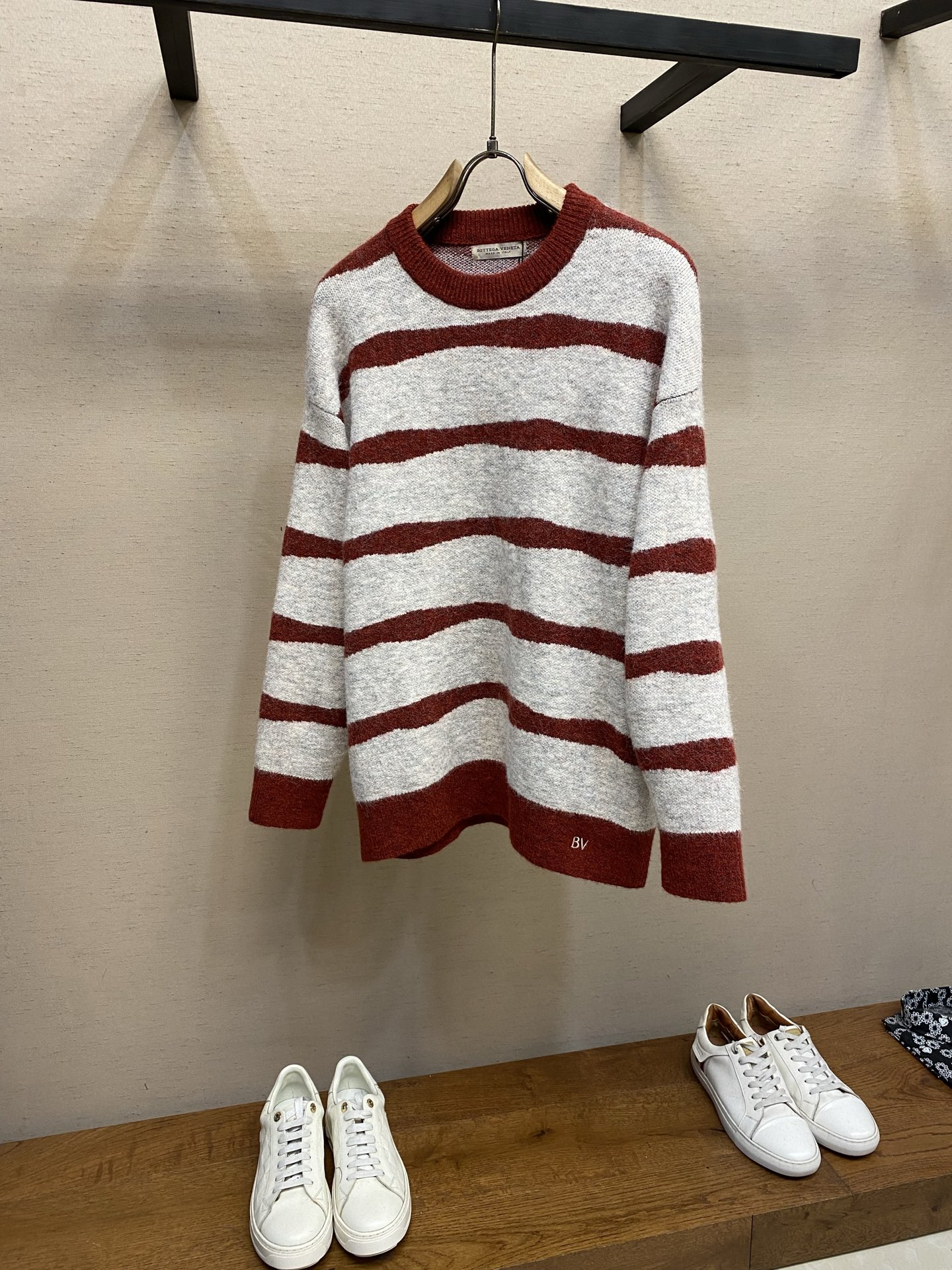 NO:731425,BV supports after-sales three-color striped atmospheric sweaters after the new year!  Couple style, minimalist and high-end, just one piece is enough. This striped sweater from BV uses classic contrasting stripes as the canvas, perfectly blending Italian laziness with modern sophistication. The three colors of dark gray, off-white, and burgundy are intertwined. It has the calmness and versatility of the classic black and gray, and the warm finishing touch of the burgundy style, making it easy to adapt to various outfit scenarios in autumn and winter.  The wool fabric brings a cloud-like soft and waxy touch, which is light and warm without weighing down the body, and can be worn next to the skin without any burden. The detailed design of the ribbed round neck and cuffs retains the looseness of the silhouette while locking in warmth. The low-key BV embroidery on the hem is a luxury code that only those in the know will understand. Sizes XS-L,,bottega veneta,sweaters,19860909BV 支持年后售后三色条纹氛围感毛衣！情侣款 极简高级感,一件就够. BV这款条纹毛衣,以经典的撞色条纹为画布,将意式慵懒与现代精致感完美融合.深灰、米白、酒红三色交织,既有经典黑灰的沉稳百搭,又有酒红款的温暖点睛,轻松适配秋冬各种穿搭场景. 羊毛面料带来云朵般的软糯触感,轻暖不压身,贴肤穿着也毫无负担.罗纹圆领与袖口的细节设计,在保留廓形松弛感的同时,又能锁住暖意.下摆处低调的BV刺绣,是懂行人才懂的奢华暗号. 尺码XS-L,,bottega veneta,sweaters,,Men's clothing