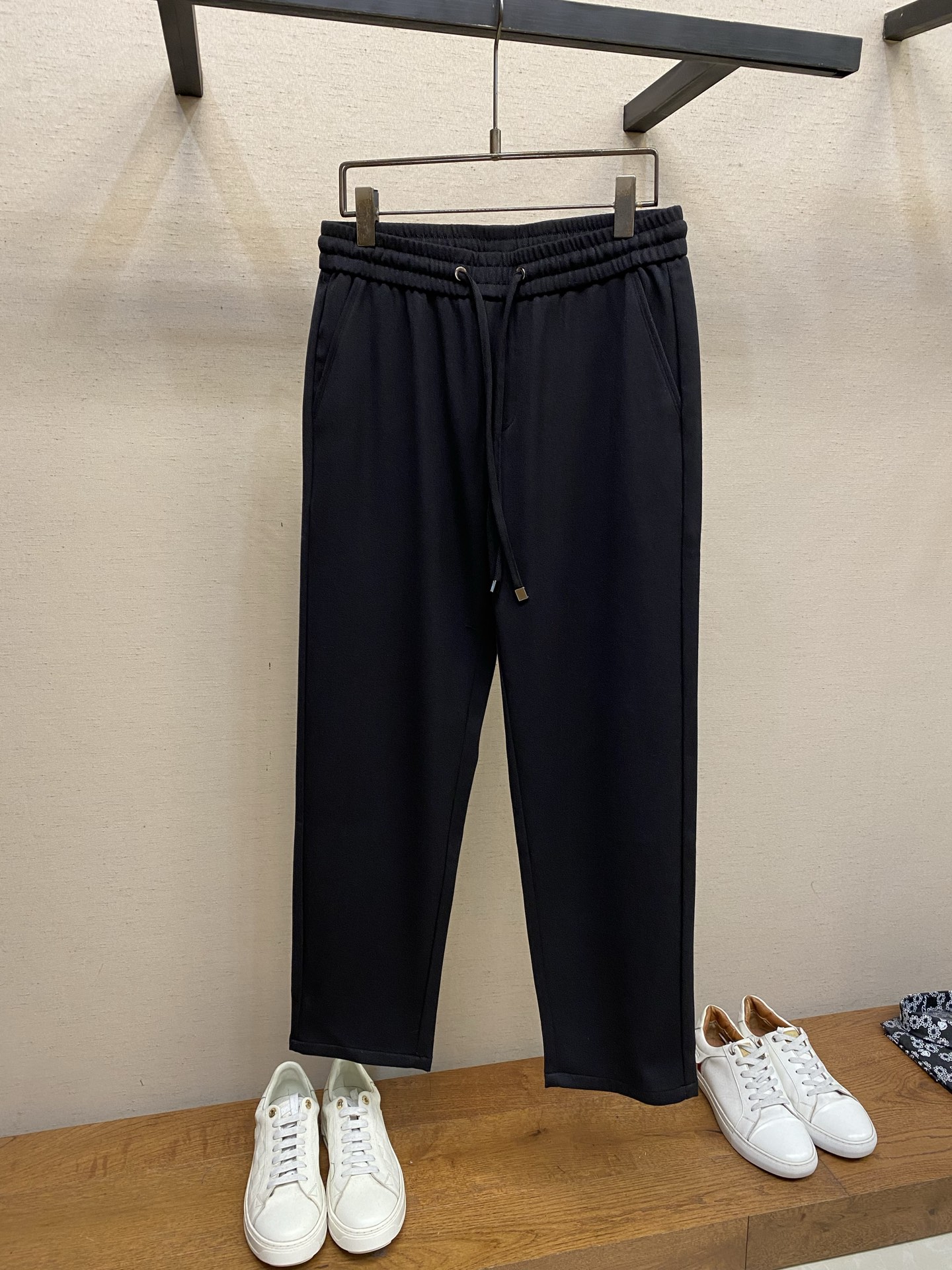 NO:731419,BC supports after-sales spring style wool Tencel old-money style casual pants. A pair of pants that can be worn with a relaxed and luxurious feel is the core of the old-money wardrobe.  BC's casual pants are made of wool blended Tencel. They have the stiff texture of wool and the drapey softness of Tencel. They feel as delicate as clouds and have a matte high-end feel on the upper body. The classic straight silhouette is very tolerant to various body shapes. The slightly loose cut can not only modify the leg shape, but also retains a casual and comfortable wearing experience.  Every detail highlights the ingenious waist elastic drawstring design, with metal grommets and customized metal rope ends, taking into account comfort and refinement; the iconic logo embroidery on the back pocket is a low-key luxury code that only those in the know will understand. The black is calm and versatile, and the apricot color is warm and soft. Whether paired with cashmere sweaters, white shirts or suit jackets, they can easily create an effortless sense of luxury. Sizes 31-36,,jackets & coats,shirts,business suit,19860909BC 支持年后售后春款 羊毛天丝老钱风休闲裤 一条能穿出松弛贵气感的裤子,才是老钱衣橱的核心. BC这款休闲裤,以羊毛混纺天丝为面料,既有羊毛的挺括质感,又融入了天丝的垂顺软糯,触感如云朵般细腻,上身自带哑光高级感.经典的直筒廓形,对各种身形都十分包容,微宽松的剪裁既能修饰腿型,又保留了随性自在的穿着体验. 细节处处彰显匠心腰头的弹力抽绳设计,搭配金属扣眼与定制金属绳头,兼顾舒适与精致；后袋上的标志性徽标刺绣,是懂行人才懂的低调奢华暗号.黑色沉稳百搭,米杏色温润柔和,无论搭配羊绒衫、白衬衫还是西装外套,都能轻松营造出毫不费力的高级感. 尺码31-36,,jackets & coats,shirts,business suit,,Men's clothing