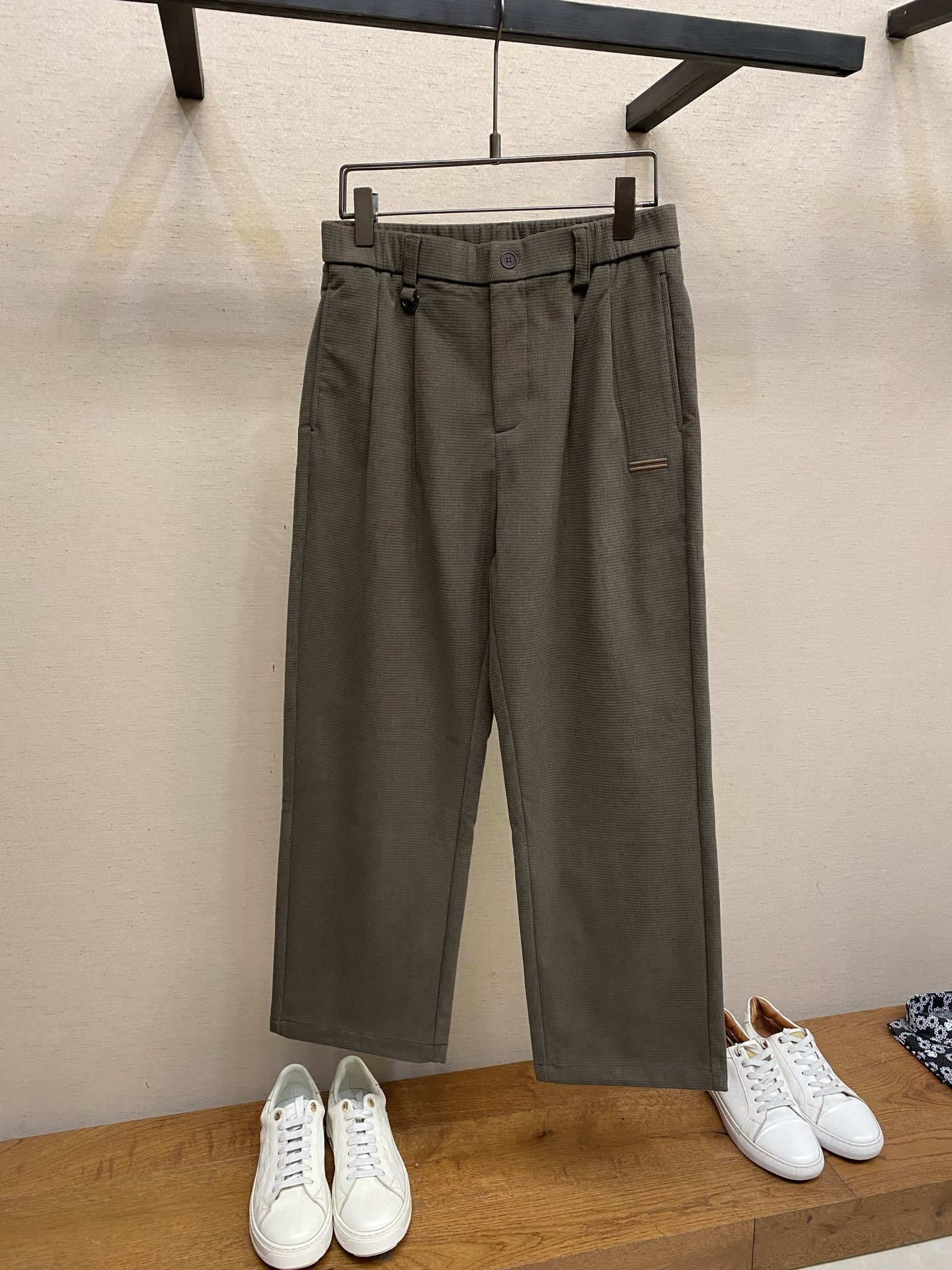 NO:731751,Zzegna supports after-sales service after the new year. ZE~ Brown and green cross corduroy loose straight casual pants are a new texture masterpiece for autumn and winter 26. It uses the iconic cross corduroy fabric to redefine the relaxed style.  It uses high-end polyester fiber corduroy from Romania, with a delicate three-dimensional cross texture on the surface. It feels soft and has a matte high-end feel. The micro-elastic properties are both stiff and drapey, and the upper body is not soft or tight, making it suitable for various scenarios.  The loose straight cut has a lazy and casual atmosphere, and is very tolerant to various leg shapes. The elastic design of the back waist and metal buckle details take into account comfort and sophistication. The double line embroidery of the same color on the side echoes the brand logo in a low-key manner, showing restrained luxury. The brown-green tone with a retro filter can be easily matched with cashmere cardigans and thick-soled boots to create a relaxed look in autumn and winter. It can also be combined with simple white T-shirts and loafers for daily commuting style.  Sizes S-XL,,loafers,boots,19860909Zzegna 支持年后售后 ZE~棕绿十字灯芯绒宽松直筒休闲裤 26秋冬全新质感力作,以标志性的十字灯芯绒面料,重新定义松弛型格. 选用源自罗马尼亚的高阶聚酯纤维灯芯绒,表面呈现细腻立体的十字肌理,触感软糯且自带哑光高级感.微弹特性兼具挺括与垂坠,上身不软塌、不紧绷,适配多场景穿搭需求. 宽松直筒剪裁自带慵懒随性氛围,对各种腿型都有很好的包容度.后腰弹力设计与金属扣细节,兼顾舒适度与精致感.侧边同色系双线条刺绣低调呼应品牌标识,尽显内敛奢华. 自带复古滤镜的棕绿色调,轻松适配羊绒开衫、厚底靴打造秋冬松弛感造型,也能与简约白T、乐福鞋组合出日常通勤风. 尺码S-XL,,loafers,boots,,Men's clothing