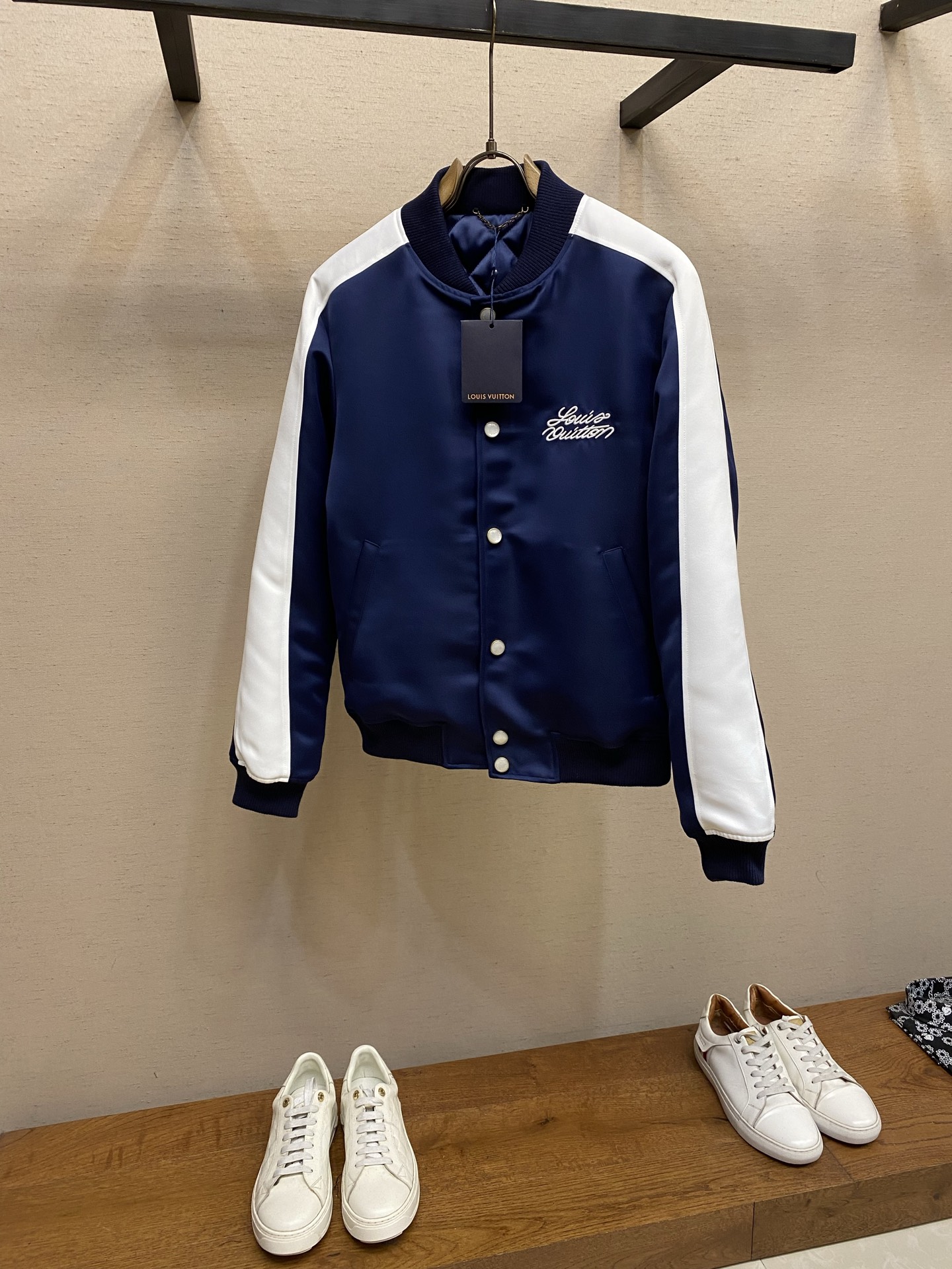 NO:731451,1V supports after-sales LV2026 Year of the Horse limited edition baseball uniform, dark blue satin + white stripes, simple and detailed! The ultra-exquisite horse embroidery on the back means 'success immediately'. The New Year atmosphere is full of knitted rib collar and cuffs, comfortable and warm, both men and women can easily control it, and it is great for daily or holiday wear!…. Size S-XL,, Louis Vuitton,198609091V 支持年后售后 LV2026 马年限定棒球服,深蓝缎面+白色条纹,简约又有细节感!背部马匹刺绣超精致寓意 马到成功''一马当先 新年氛围感拉满针织罗纹领口和袖口,舒适又保暖,男女都能轻松驾驭,日常或节日穿都很出彩!…. 尺码S-XL,,louis vuitton,,Men's clothing