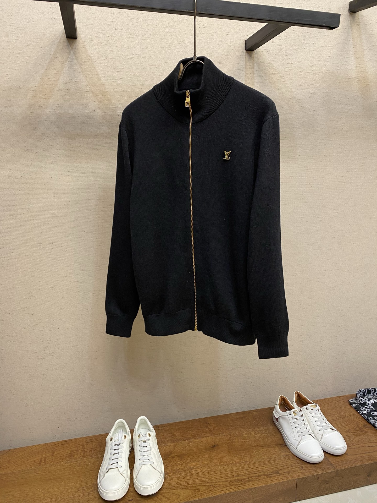 NO:731443,1V Louis supports after-sales after-sales 26ss early spring new style metal letter LOGO knitted stand-up collar zipper wool jacket, sizes S-XL,,louis vuitton,jackets & coats,198609091V路易 支持年后售后 26ss早春新款金属字母LOGO针织立领拉链羊毛外套 尺码S-XL,,louis vuitton,jackets & coats,,Men's clothing
