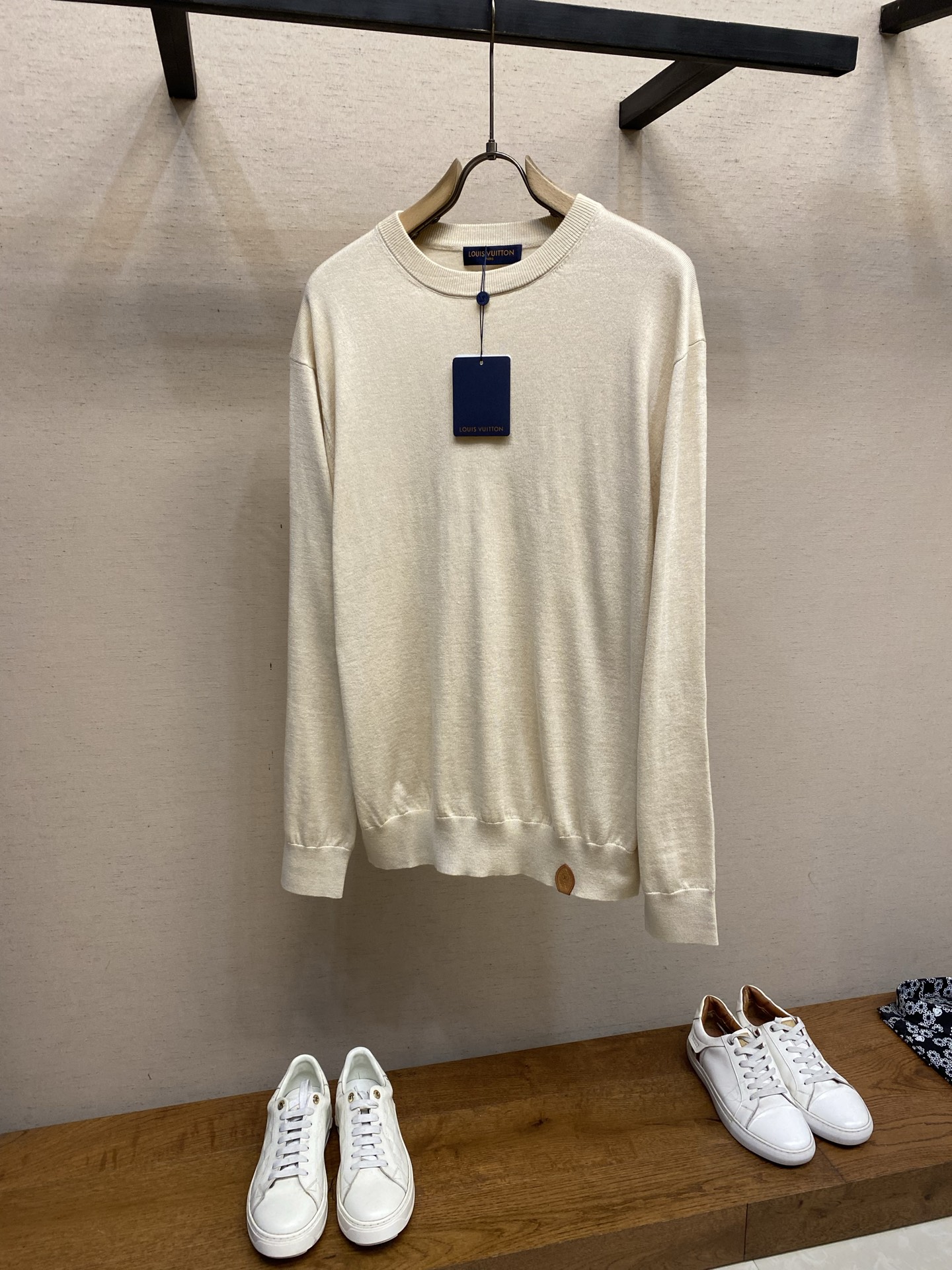 NO:731439,1V supports after-sales letter leather label knitted long round neck knitted sweaters, made of wool blended fabric, soft and skin-friendly, super comfortable to wear in autumn and winter! The cuffs and hem are ribbed for warmth and fit. The fur label in the lower left corner is very recognizable, low-key and brand-like. Size S-XL S length 65 Chest 110 shoulder width 48 M length 67 Chest 114 shoulder width 50 L length 69  Bust 118, shoulder width 52, XL length 71, bust 122, shoulder width 54,,198609091V 支持年后售后字母皮标针织长 圆领针织毛衫,采用羊毛 混纺 柔软亲肤,秋冬穿超舒服!袖口和下摆罗纹收口,保暖又贴合.左下角皮草标超有辨识度,低调又 有品牌感 尺码S-XL S衣长65 胸围110 肩宽48 M衣长67 胸围114 肩宽50 L衣长69 胸围118 肩宽52 XL衣长71 胸围122 肩宽54,,,Men's clothing