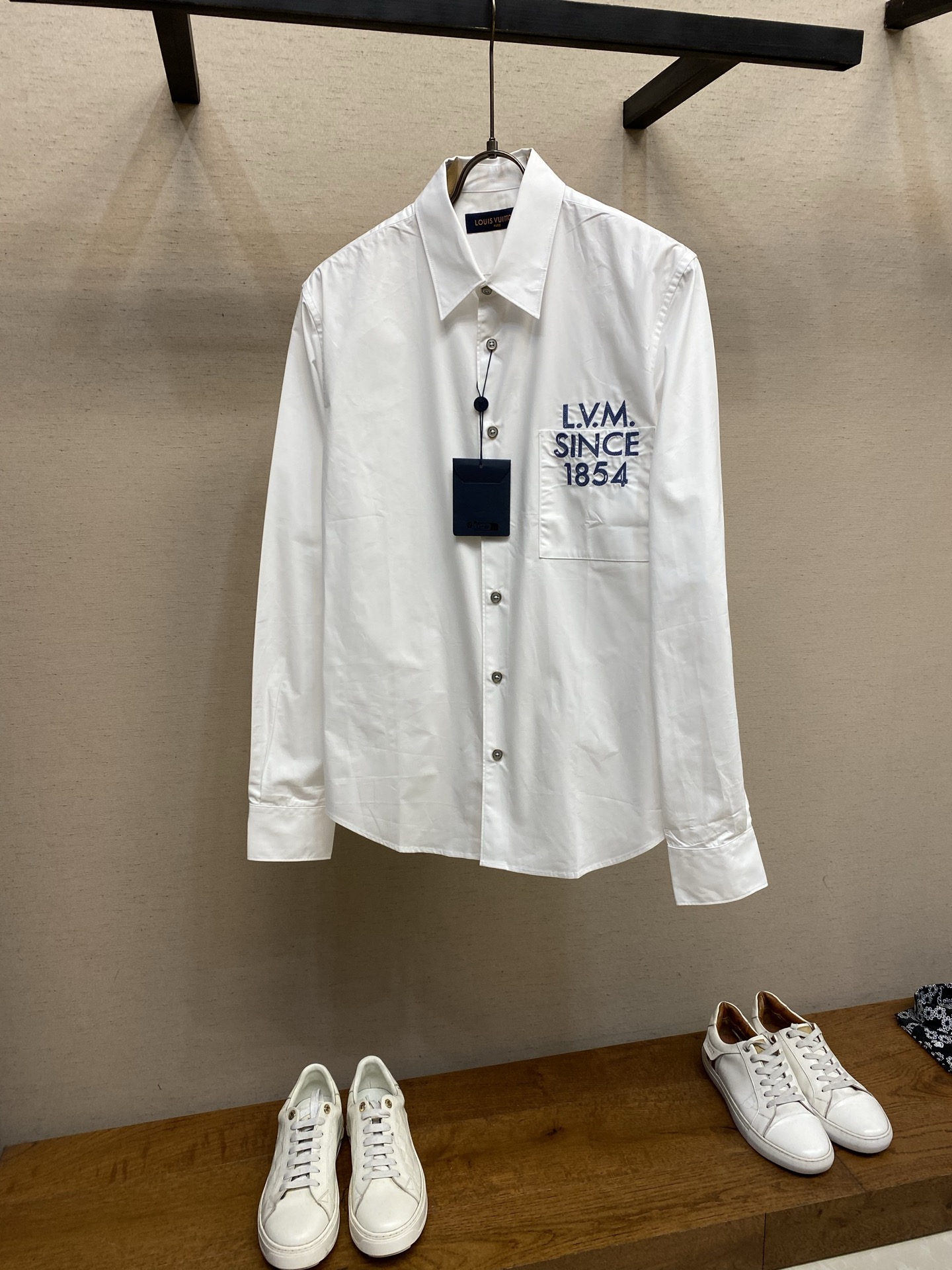 NO:731447,1V/Support the after-sales Louis* 26ss spring and summer new style 1854 embroidered lapel long-sleeved shirt. YB native cotton material, delicate texture, comfortable to wear, long-sleeved cardigan shirt style, simple and elegant balance just right!  The clean pure white fabric brings out the neat texture, and the SINCE 1854 letter embroidery on the pocket is a low-key identity mark. The classic shirt does not pick up on the body shape. Wearing it alone gives a smart and elite look. Wearing it inside can also unlock casual street style. One piece unlocks N kinds of dressing possibilities. It is an indispensable and versatile item in the wardrobe. It is simple and advanced, with a regular silhouette and a straight version. The upper body is slim and loose. It can be worn casually to reduce age. It is fashionable and handsome.  Size XS-L,,louis vuitton,shirts,198609091V/支持年后售后路易* 26ss 春夏新款 1854刺绣翻领长袖衬衫 YB原生全棉材质,质感细腻,穿搭舒适,长袖开襟衬衫版型,简约与腔调平衡得恰到好处！干净的纯白面料衬出利落质感,口袋处的SINCE 1854字母刺绣是低调的身份标识,经典衬衫不挑身形,单穿是干练精英感,内搭叠穿又能解锁随性街头风,一件解锁N种穿搭可能性,是衣柜里不可少的百搭尖货,简约高级,常规廓形直筒版型,上身显瘦松弛,随意搭配清爽减龄,穿搭时尚帅气. 尺码XS-L,,louis vuitton,shirts,,Men's clothing