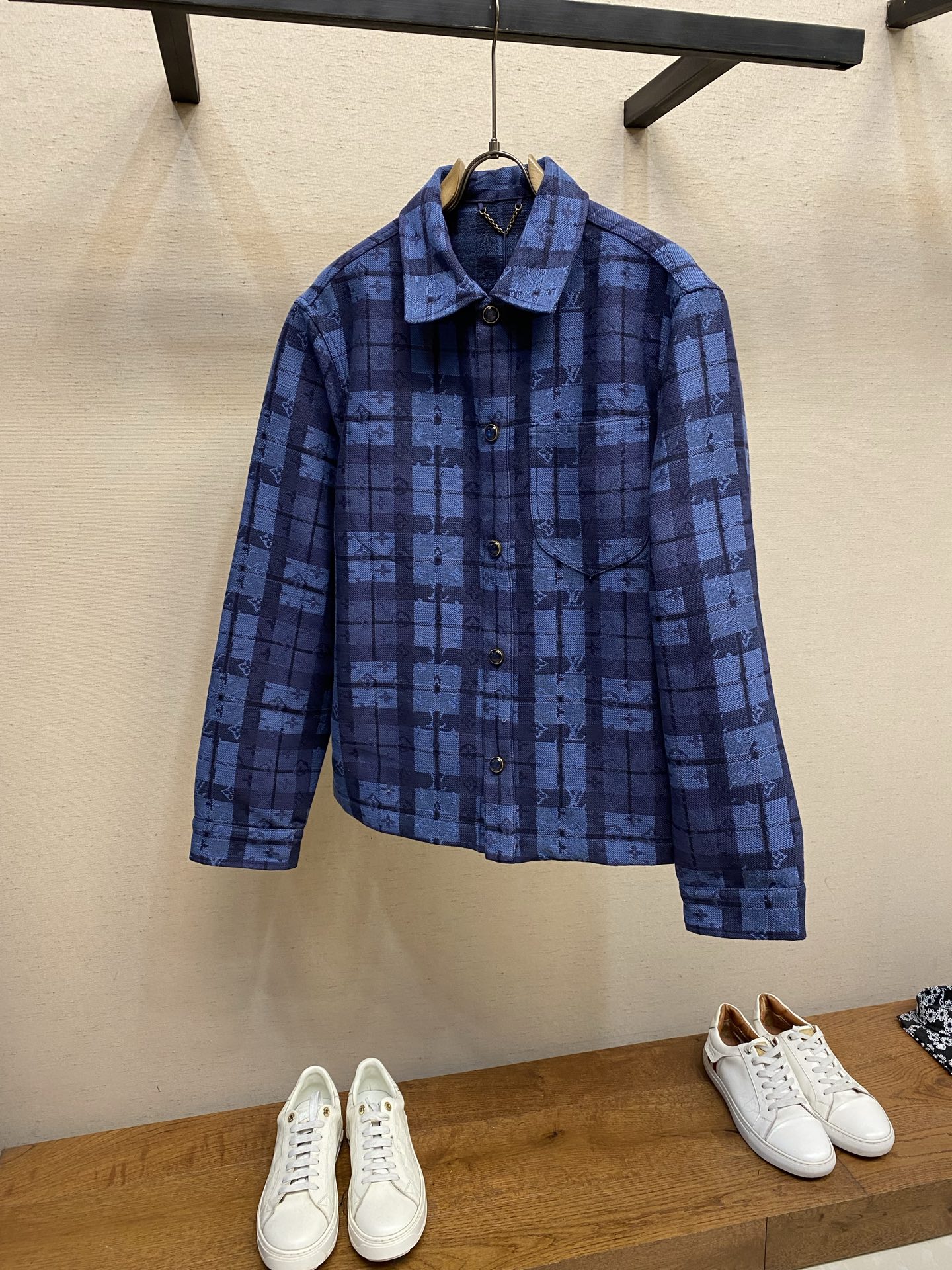 NO:731759,1V, support for after-sales service this year. This denim jacket-style shirt adopts dark and light styles, the inner and outer chest pockets are unique, and the other parts are in matching patterns. The original customized fabrics, detailed workmanship, black pearl buttons are matched, fine and elegant. 11 accessories are customized, 99.99% restored!  !  !  Size XS-L,,jackets & coats,shirts,198609091V,支持年后售后本款牛仔夹克式衬衫采用深浅格调,内外胸袋彰显别致,别处对格对位,原版定制面料,细节做工拉满,黑色珍珠扣子搭配,精细、典雅.辅料11定做,99.99％还原！！！ 尺码XS-L,,jackets & coats,shirts,,Men's clothing