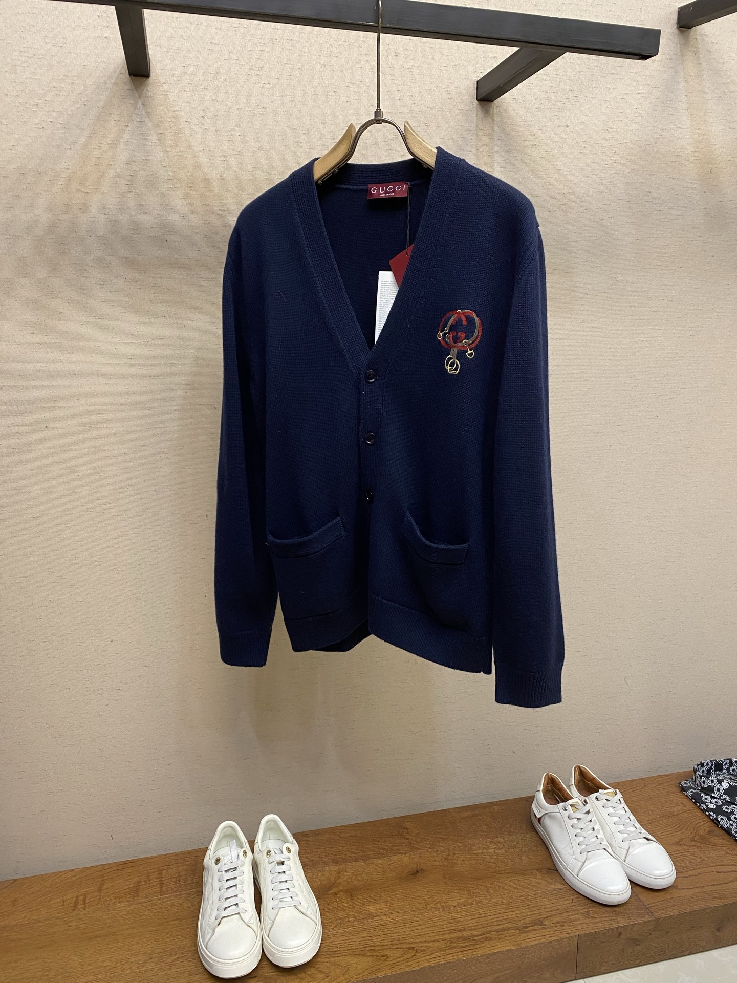 NO:731436,Gucci supports after-sales New Year lantern embroidered knitted cardigan  The fabric is made of 55% wool and 45% cotton. The original is custom-dyed in the same color. The buttons are made of natural shell buttons and the Gucci logo is laser engraved on the surface. The embroidery is made of 3D three-dimensional embroidery, and the chest is embellished with a New Year's lantern design style.  Ready-to-wear wash - Fixed fit - Add hand feel - Fixed color. Equestrian style elements are ingeniously embellished with the classic silhouette, adding a dynamic style. This cardigan is made of dark blue knitted wool, with webbing interlocking Double G and stirrup embroidery, adding fashionable charm.  Size S-XL,,gucci,19860909Gucci 支持年后售后新年灯笼刺绣针织开衫 面料采用55羊毛,45棉.原版定染同色.纽扣采用天然贝壳扣,面上激光刻字Gucci标识logo.工艺刺绣采用3D立体刺绣工艺,胸前以新年灯笼设计风格为点缀.成衣洗水-固定版型-添加手感-固色.马术风格元素匠心点缀经典廓形,添注活力格调.这款开衫甄选深蓝色针织羊毛打造,搭配织带互扣式双G和马镫刺绣,添注时尚魅力. 尺码S-XL,,gucci,,Men's clothing