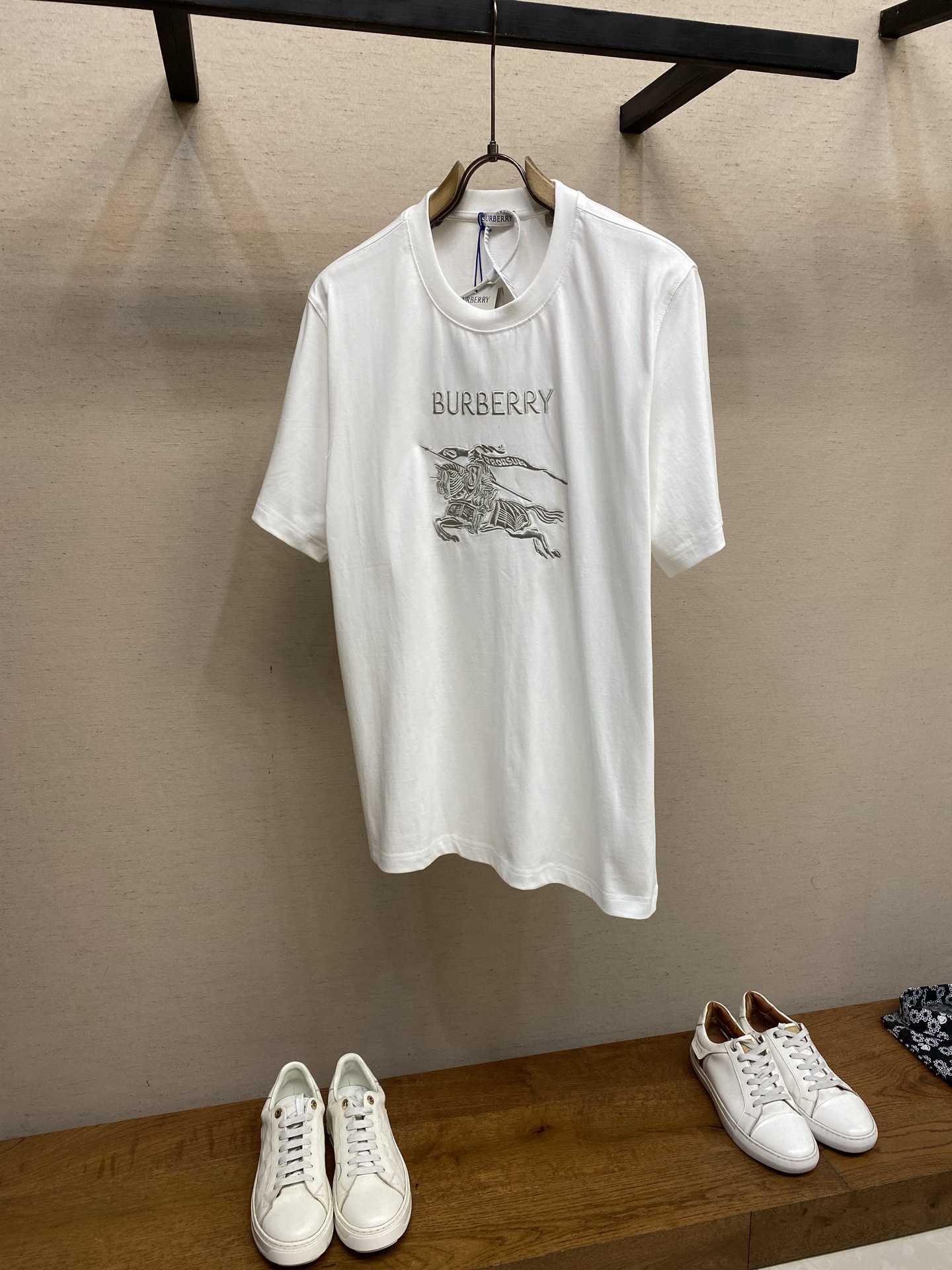 NO:731431,BBR supports after-sales equestrian knight logo cotton round neck T-shirt. Authentic 4050 purchase. Made of 230g 16-count single yarn Pima cotton plain fabric. 300g 1*1 combed cotton rib. Fabric enzyme washing. Imported embroidery. Customized 11 trademarks. Fitted version. Size S-XL, tees, t-shirt,19860909BBR 支持年后售后马术骑士徽标棉质圆领T恤 正品4050购入 采用230克16支单纱匹马棉平纹布 300克1*1精梳棉罗纹 面料酵洗 进口刺绣 定制11商标 合身版型 尺码S-XL,,tees，t-shirt,,Men's clothing