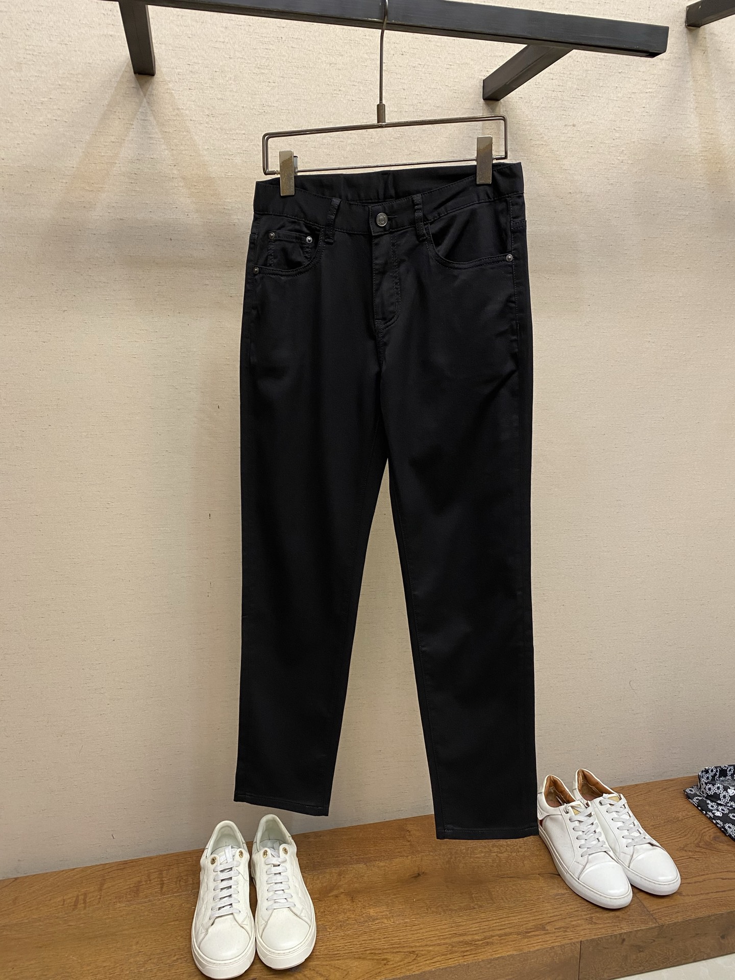 NO:731628,Dior supports after-sales service after the new year. The 2025ss is easy to wear and does not matter the body shape. There are not many restrictions on matching. You can casually and concisely set off other items to show your own style and posture~  I have to give it a thumbs up for its practicality. There is no choice in the version/detailed design. Whoever wears it will look better. This pair of jeans really flatters the leg shape better than you think. The overall focus is on comfort. The size of the trouser legs is just right. It makes the legs slimmer and straighter. It is easy to wear long legs that fill the screen, and the elongated proportions are full of aura!  It can be matched with any style of item, and can be matched with various T-shirts/shirts and knitted jackets. You don’t have to worry about matching for daily outings. Sizes 29-40, dior, jeans, jackets & coats, shirts, tees, t-shirt,19860909Dior 支持年后售后 2025ss好穿不挑身材在搭配上没有太多的限制 随意简洁的衬托其他单品,来展现自己的风格姿态～ 对于它的实穿性不得不竖起一个大拇指了,版型／细节设计没得挑,谁穿谁好看.这款牛仔裤真的要比你想象中更加修饰腿型,整体以舒适为主,裤腿大小做的恰到好处,显瘦显腿直,轻松穿出满屏的大长腿,拉长比例气场全开！ 可以百搭任何风格的单品,搭配各种T恤／衬衫,针织外套都可,日常外出不必再为搭配而烦恼了 尺码29-40,,dior,jeans,jackets & coats,shirts,tees，t-shirt,,Men's clothing