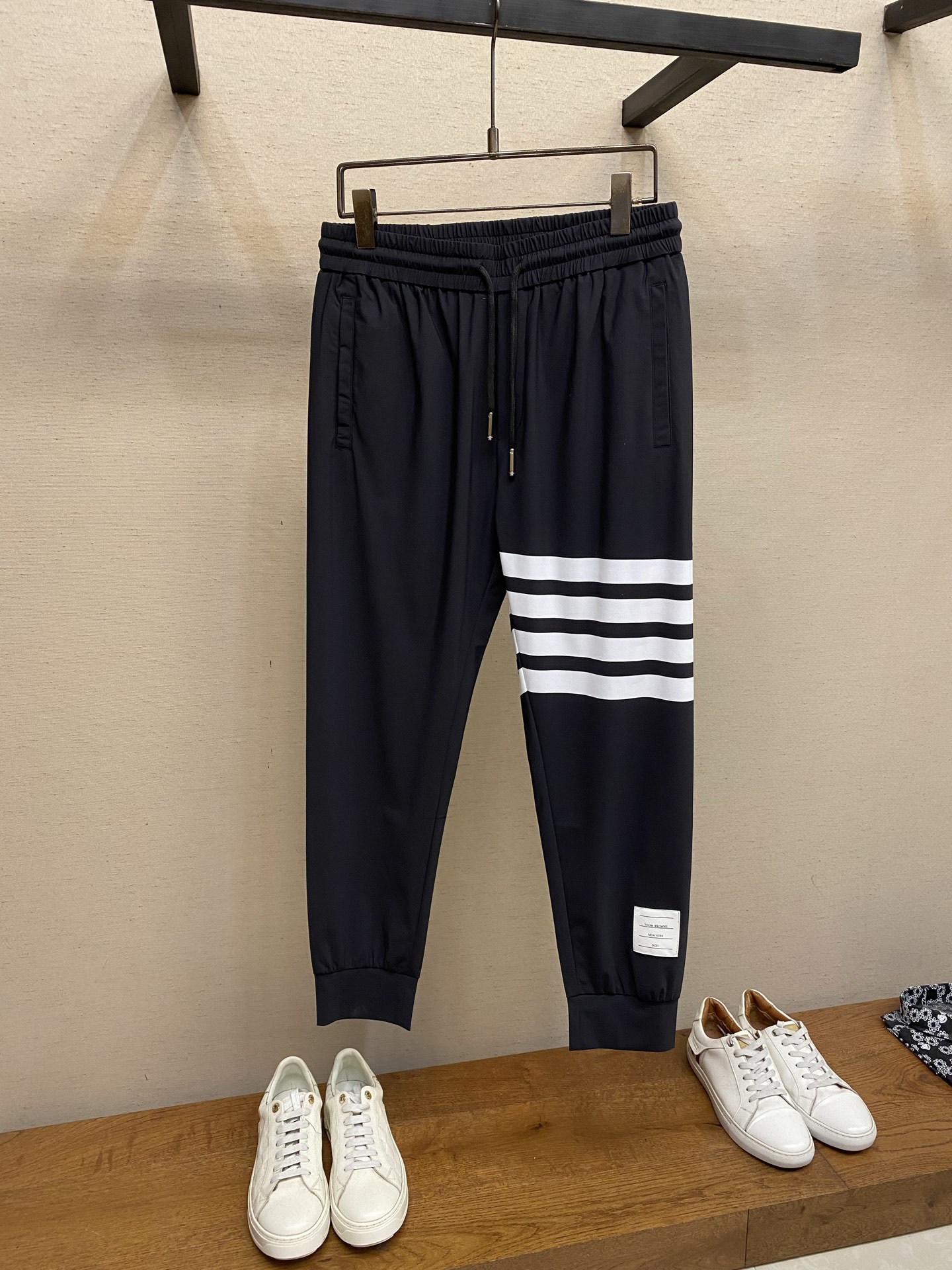 NO:731632,TB supports after-sales men’s casual pants after the new year. The latest upper body style is invincible!  You can definitely close your eyes and close your eyes. This type of pants is very versatile and has an elastic waist. It can be worn in daily work and outdoor sports. It is the perfect combination of fashion, leisure and outdoor sports, so it is your best choice whether you wear it daily or outdoors. Extreme comfort and quick perspiration are the most popular focus, improving the wearing comfort. It is suitable for aerobic exercise and cross-country running. This type of running casual pants has an extremely wide range of applications, allowing you to naturally maintain your love for sports in the summer, and can also be worn in leisure life.  Size M-3xl,,19860909TB 支持年后售后男士休闲裤 最新款上身版型无敌正！ 绝对可以闭眼收的一款 此款裤子非常百搭,弹力腰围,日常上班 户外运动都可以穿着,是时尚休闲与户外运动的完美结合,所以无论您平时穿或者户外穿都是您的最佳选择. 极致舒适和快速排汗是备受青睐的重点,提升穿着舒适度,适合有氧运动和越野跑条件下穿着,此款是一件适用范围极其广泛的跑步休闲裤,让你在夏天自然可以保持对运动热爱,也可以在休闲生活中穿着 尺码M-3xl,,,Men's clothing