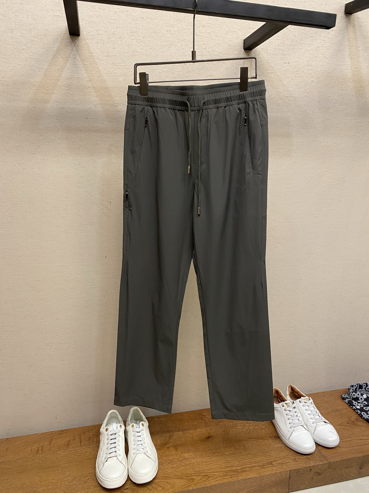 NO:731581,Balenciaga supports after-sales men's casual pants after the new year. The latest upper body version is invincible!  You can definitely close your eyes and close your eyes. This type of pants is very versatile and has an elastic waist. It can be worn in daily work and outdoor sports. It is the perfect combination of fashion, leisure and outdoor sports, so it is your best choice whether you wear it daily or outdoors. Extreme comfort and quick perspiration are the most popular focus, improving the wearing comfort. It is suitable for aerobic exercise and cross-country running. This type of running casual pants has an extremely wide range of applications, allowing you to naturally maintain your love for sports in the summer, and can also be worn in leisure life.  Size M-4xl,,balenciaga,19860909Balenciaga 支持年后售后男士休闲裤 最新款上身版型无敌正！ 绝对可以闭眼收的一款 此款裤子非常百搭,弹力腰围,日常上班 户外运动都可以穿着,是时尚休闲与户外运动的完美结合,所以无论您平时穿或者户外穿都是您的最佳选择. 极致舒适和快速排汗是备受青睐的重点,提升穿着舒适度,适合有氧运动和越野跑条件下穿着,此款是一件适用范围极其广泛的跑步休闲裤,让你在夏天自然可以保持对运动热爱,也可以在休闲生活中穿着 尺码M-4xl,,balenciaga,,Men's clothing