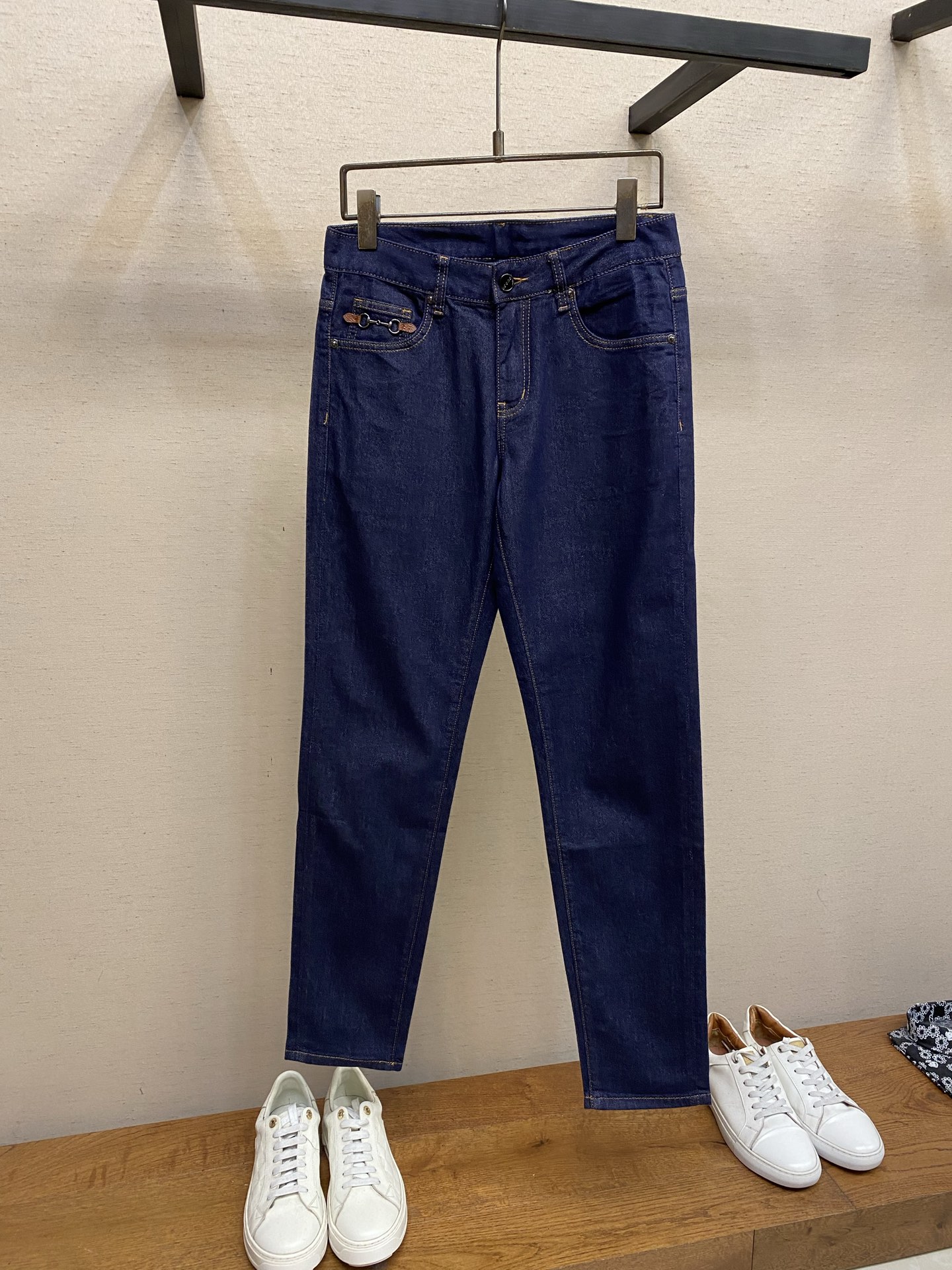 NO:731593,Gucci supports after-sales service after the new year. 2025ss is easy to wear regardless of body shape. There are not many restrictions on matching. You can casually and concisely set off other items to show your own style and posture~  I have to give it a thumbs up for its practicality. There is no choice in the version/detailed design. Whoever wears it will look better. This pair of jeans really flatters the leg shape better than you think. The overall focus is on comfort. The size of the trouser legs is just right. It makes the legs slimmer and straighter. It is easy to wear long legs that fill the screen, and the elongated proportions are full of aura!  It can be matched with any style of item, and can be matched with various T-shirts/shirts and knitted jackets. You don’t have to worry about matching for daily outings. Sizes 29-40, gucci, jeans, jackets & coats, shirts, tees, t-shirt,19860909Gucci 支持年后售后 2025ss好穿不挑身材在搭配上没有太多的限制 随意简洁的衬托其他单品,来展现自己的风格姿态～ 对于它的实穿性不得不竖起一个大拇指了,版型／细节设计没得挑,谁穿谁好看.这款牛仔裤真的要比你想象中更加修饰腿型,整体以舒适为主,裤腿大小做的恰到好处,显瘦显腿直,轻松穿出满屏的大长腿,拉长比例气场全开！ 可以百搭任何风格的单品,搭配各种T恤／衬衫,针织外套都可,日常外出不必再为搭配而烦恼了 尺码29-40,,gucci,jeans,jackets & coats,shirts,tees，t-shirt,,Men's clothing