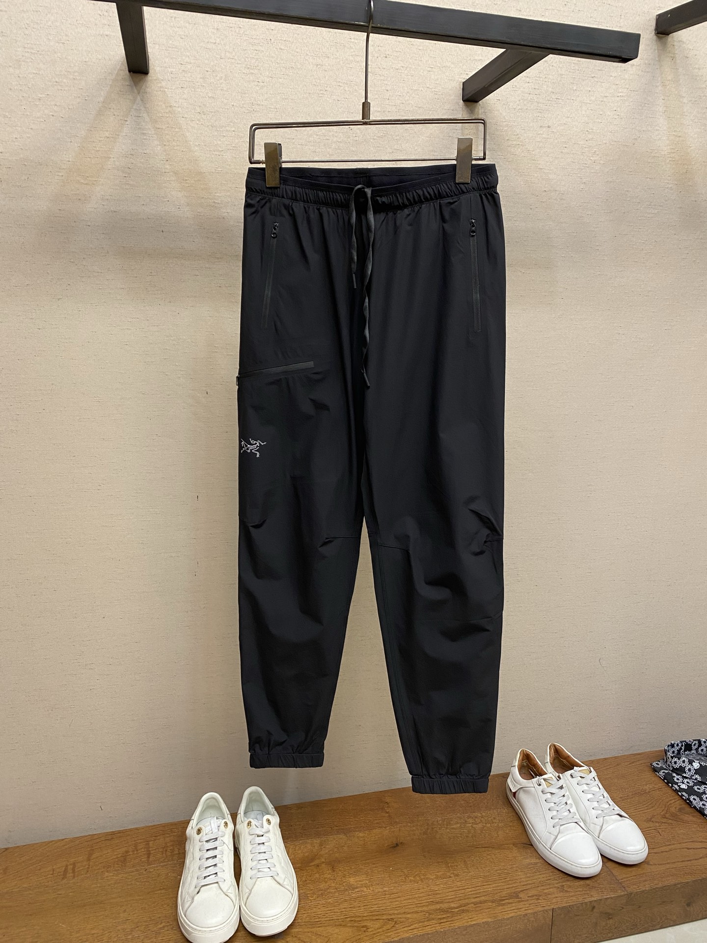 NO:731642,Arctery supports after-sales men's casual pants after the new year. The latest upper body style is invincible!  You can definitely close your eyes and close your eyes. This type of pants is very versatile and has an elastic waist. It can be worn in daily work and outdoor sports. It is the perfect combination of fashion, leisure and outdoor sports, so it is your best choice whether you wear it daily or outdoors. Extreme comfort and quick perspiration are the most popular focus, improving the wearing comfort. It is suitable for aerobic exercise and cross-country running. This type of running casual pants has an extremely wide range of applications, allowing you to naturally maintain your love for sports in the summer, and can also be worn in leisure life.  Size 30-38, no 35, 37,,19860909Arctery 支持年后售后男士休闲裤 最新款上身版型无敌正！ 绝对可以闭眼收的一款 此款裤子非常百搭,弹力腰围,日常上班 户外运动都可以穿着,是时尚休闲与户外运动的完美结合,所以无论您平时穿或者户外穿都是您的最佳选择. 极致舒适和快速排汗是备受青睐的重点,提升穿着舒适度,适合有氧运动和越野跑条件下穿着,此款是一件适用范围极其广泛的跑步休闲裤,让你在夏天自然可以保持对运动热爱,也可以在休闲生活中穿着 尺码30-38,无35,37,,,Men's clothing