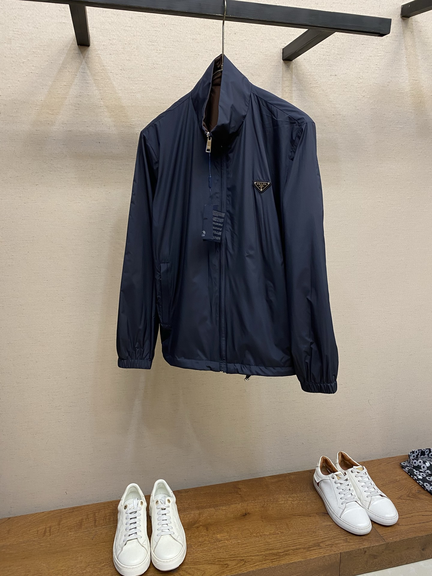 NO:731606,Prada supports after-sales 2025 new men's casual customized double-sided jackets. Put on a simple and capable casual jacket, and instantly return to a fashionable and domineering state, full of vitality. The most popular zipper design in history, all fabrics need to be customized, full of luxury. The slim tailoring reflects our perfect body shape, which can be easily controlled regardless of whether we are fat or thin. Super versatile style, no-selective style, suitable for different age groups. High street practical style, a great tool for spring and summer matching  Size M-4xl,,prada,jackets & coats,jackets & coats,19860909Prada 支持年后售后 2025新款男士休闲定制双面夹克外套.穿上简约干练的休闲外套,瞬间重回时髦霸气,又是活力满满的状态.史前最流行的拉链设计,面料全部需要定制,奢华感十足.修身的剪裁体现出我们完美的体型无论胖瘦都可以轻松驾驭.超百搭款式,不挑身材的款,适合不同年龄段穿着.高街实穿款,春夏搭配利器 尺码M-4xl,,prada,jackets & coats,jackets & coats,,Men's clothing