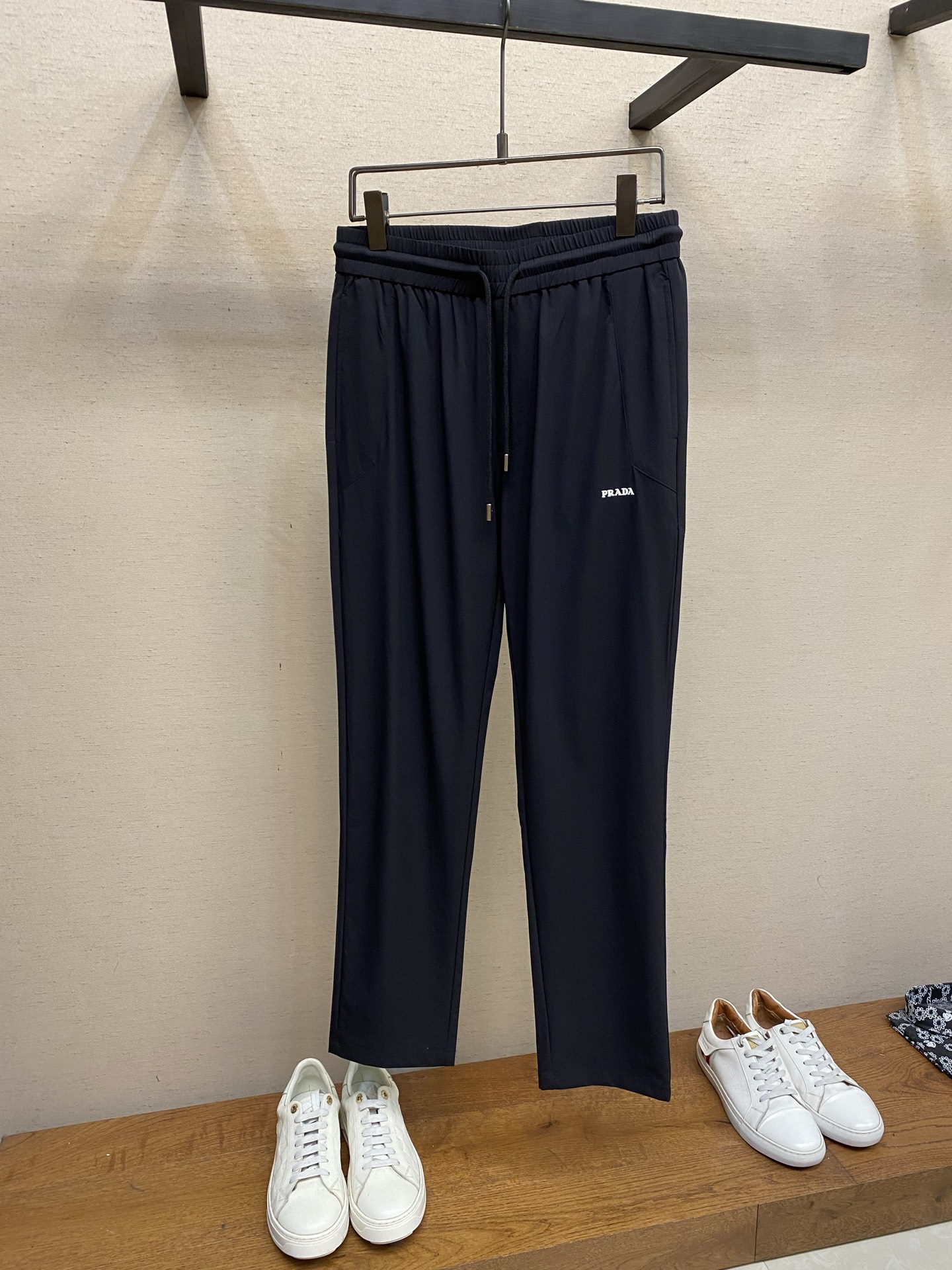 NO:731612,Prada supports after-sales men's casual pants after the new year. The latest upper body version is invincible!  You can definitely close your eyes and close your eyes. This type of pants is very versatile and has an elastic waist. It can be worn in daily work and outdoor sports. It is the perfect combination of fashion, leisure and outdoor sports, so it is your best choice whether you wear it daily or outdoors. Extreme comfort and quick perspiration are the most popular focus, improving the wearing comfort. It is suitable for aerobic exercise and cross-country running. This type of running casual pants has an extremely wide range of applications, allowing you to naturally maintain your love for sports in the summer, and can also be worn in leisure life.  Size S-4xl,,prada,19860909Prada 支持年后售后男士休闲裤 最新款上身版型无敌正！ 绝对可以闭眼收的一款 此款裤子非常百搭,弹力腰围,日常上班 户外运动都可以穿着,是时尚休闲与户外运动的完美结合,所以无论您平时穿或者户外穿都是您的最佳选择. 极致舒适和快速排汗是备受青睐的重点,提升穿着舒适度,适合有氧运动和越野跑条件下穿着,此款是一件适用范围极其广泛的跑步休闲裤,让你在夏天自然可以保持对运动热爱,也可以在休闲生活中穿着 尺码S-4xl,,prada,,Men's clothing