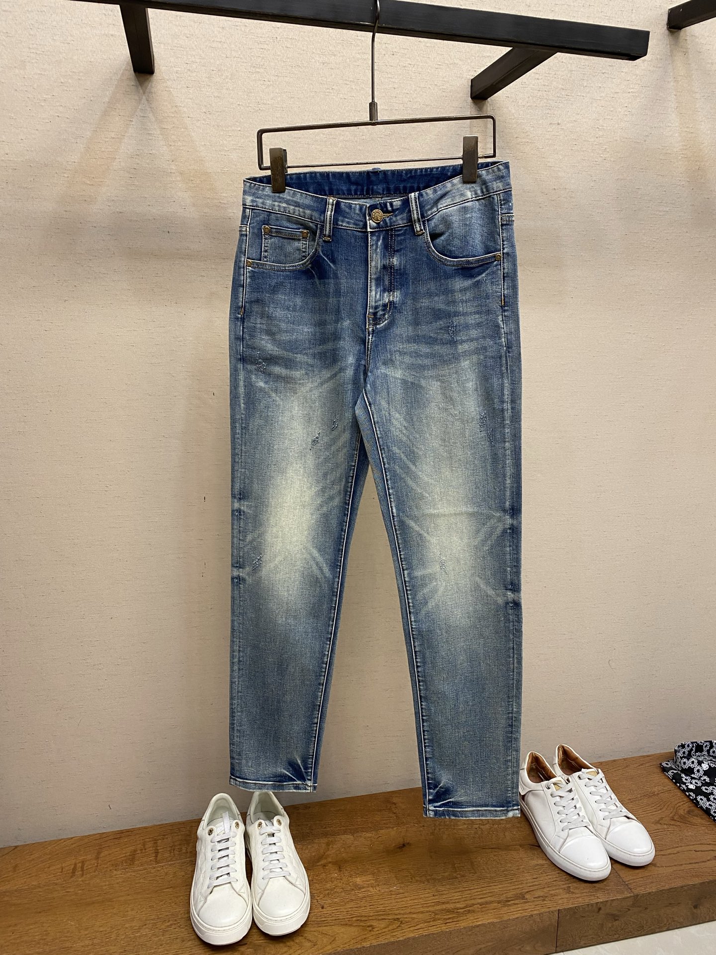 NO:731618,Prada supports after-sales service after the New Year. 2025ss is easy to wear regardless of body shape. There are not many restrictions on matching. You can casually and concisely set off other items to show your own style and posture~  I have to give it a thumbs up for its practicality. There is no choice in the version/detailed design. Whoever wears it will look better. This pair of jeans really flatters the leg shape better than you think. The overall focus is on comfort. The size of the trouser legs is just right. It makes the legs slimmer and straighter. It is easy to wear long legs that fill the screen, and the elongated proportions are full of aura!  It can be matched with any style of item, and can be matched with various T-shirts/shirts and knitted jackets. You don’t have to worry about matching for daily outings. Sizes 29-40, prada, jeans, jackets & coats, shirts, tees, t-shirt,19860909Prada 支持年后售后 2025ss好穿不挑身材在搭配上没有太多的限制 随意简洁的衬托其他单品,来展现自己的风格姿态～ 对于它的实穿性不得不竖起一个大拇指了,版型／细节设计没得挑,谁穿谁好看.这款牛仔裤真的要比你想象中更加修饰腿型,整体以舒适为主,裤腿大小做的恰到好处,显瘦显腿直,轻松穿出满屏的大长腿,拉长比例气场全开！ 可以百搭任何风格的单品,搭配各种T恤／衬衫,针织外套都可,日常外出不必再为搭配而烦恼了 尺码29-40,,prada,jeans,jackets & coats,shirts,tees，t-shirt,,Men's clothing