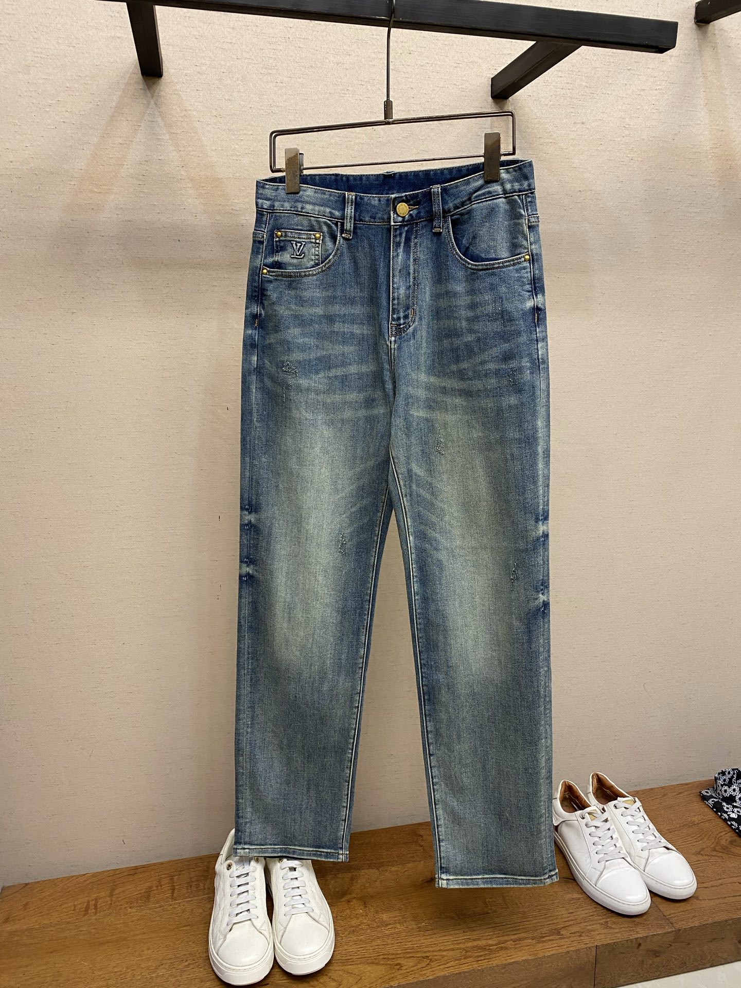 NO:731657,1V supports after-sales service after the year. 2025ss is easy to wear regardless of body shape. There are not many restrictions on matching. You can casually and concisely set off other items to show your own style and posture~  I have to give it a thumbs up for its practicality. There is no choice in the version/detailed design. Whoever wears it will look better. This pair of jeans really flatters the leg shape better than you think. The overall focus is on comfort. The size of the trouser legs is just right. It makes the legs slimmer and straighter. It is easy to wear long legs that fill the screen, and the elongated proportions are full of aura!  It can be matched with any style of item, and can be matched with various T-shirts/shirts and knitted jackets. You don’t have to worry about matching for daily outings. Sizes S-3xl, jeans, jackets & coats, shirts, tees, t-shirt,198609091V 支持年后售后 2025ss好穿不挑身材在搭配上没有太多的限制 随意简洁的衬托其他单品,来展现自己的风格姿态～ 对于它的实穿性不得不竖起一个大拇指了,版型／细节设计没得挑,谁穿谁好看.这款牛仔裤真的要比你想象中更加修饰腿型,整体以舒适为主,裤腿大小做的恰到好处,显瘦显腿直,轻松穿出满屏的大长腿,拉长比例气场全开！ 可以百搭任何风格的单品,搭配各种T恤／衬衫,针织外套都可,日常外出不必再为搭配而烦恼了 尺码S-3xl,,jeans,jackets & coats,shirts,tees，t-shirt,,Men's clothing