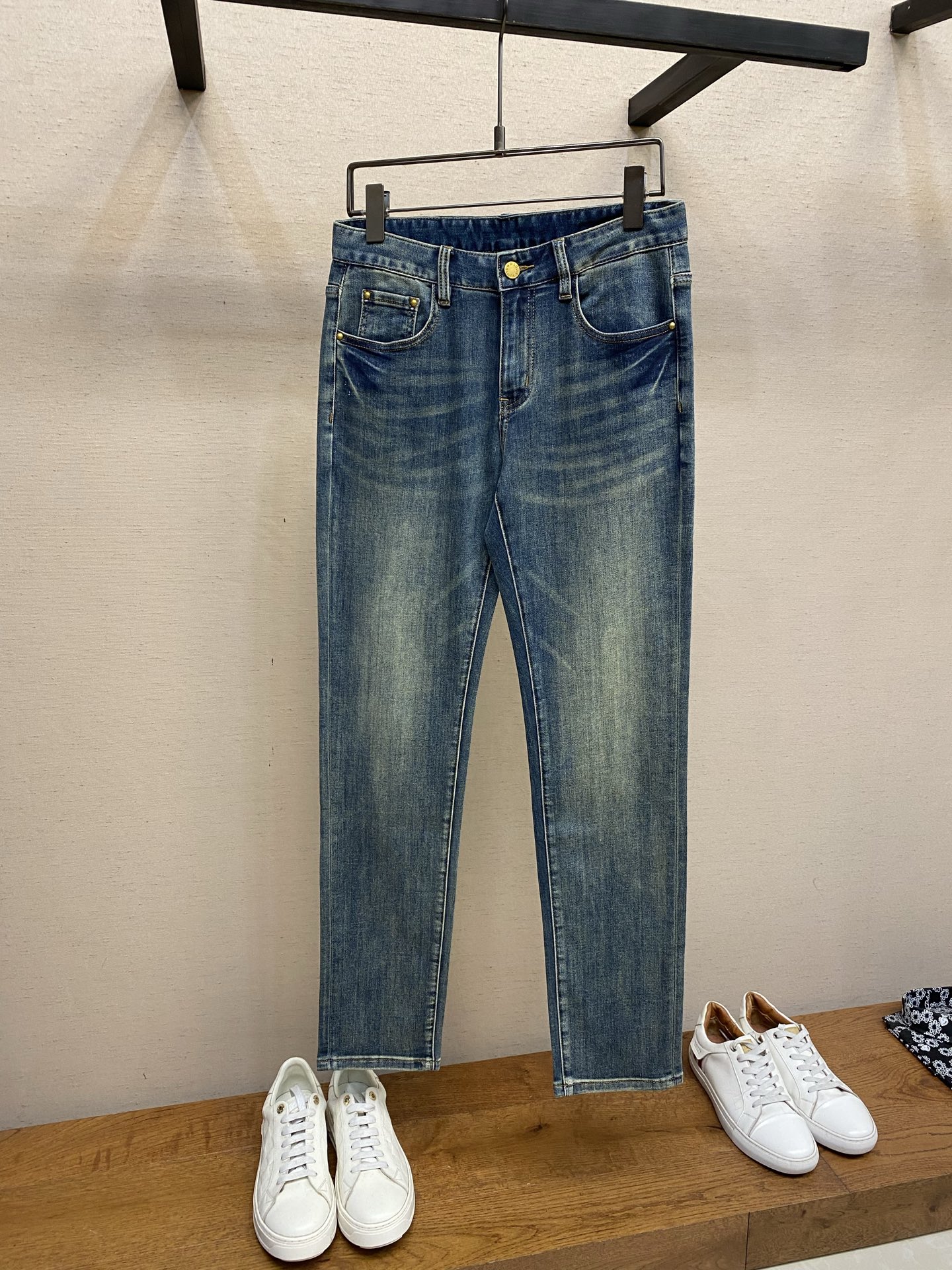 NO:731625,1V supports after-sales service after the year. 2025ss is easy to wear regardless of body shape. There are not many restrictions on matching. You can casually and concisely set off other items to show your own style and posture~  I have to give it a thumbs up for its practicality. There is no choice in the version/detailed design. Whoever wears it will look better. This pair of jeans really flatters the leg shape better than you think. The overall focus is on comfort. The size of the trouser legs is just right. It makes the legs slimmer and straighter. It is easy to wear long legs that fill the screen, and the elongated proportions are full of aura!  It can be matched with any style of item, and can be matched with various T-shirts/shirts and knitted jackets. You don’t have to worry about matching for daily outings. Sizes 29-40, jeans, jackets & coats, shirts, tees, t-shirt,198609091V 支持年后售后 2025ss好穿不挑身材在搭配上没有太多的限制 随意简洁的衬托其他单品,来展现自己的风格姿态～ 对于它的实穿性不得不竖起一个大拇指了,版型／细节设计没得挑,谁穿谁好看.这款牛仔裤真的要比你想象中更加修饰腿型,整体以舒适为主,裤腿大小做的恰到好处,显瘦显腿直,轻松穿出满屏的大长腿,拉长比例气场全开！ 可以百搭任何风格的单品,搭配各种T恤／衬衫,针织外套都可,日常外出不必再为搭配而烦恼了 尺码29-40,,jeans,jackets & coats,shirts,tees，t-shirt,,Men's clothing