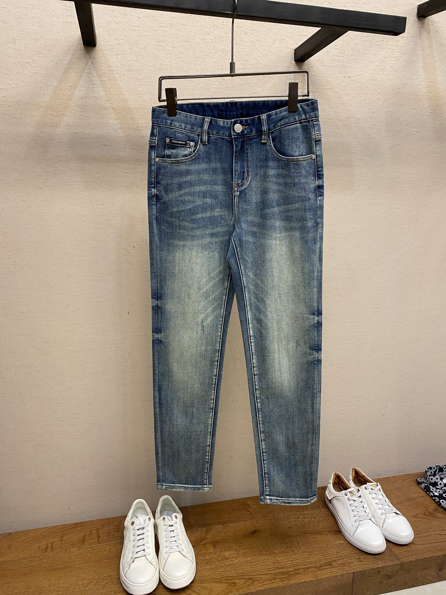 NO:731631,DG supports after-sales service after the year. 2025ss is easy to wear regardless of body shape. There are not many restrictions on matching. You can casually and concisely set off other items to show your own style and posture~  I have to give it a thumbs up for its practicality. There is no choice in the version/detailed design. Whoever wears it will look better. This pair of jeans really flatters the leg shape better than you think. The overall focus is on comfort. The size of the trouser legs is just right. It makes the legs slimmer and straighter. It is easy to wear long legs that fill the screen, and the elongated proportions are full of aura!  It can be matched with any style of item, and can be matched with various T-shirts/shirts and knitted jackets. You don’t have to worry about matching for daily outings. Sizes 29-40, jeans, jackets & coats, shirts, tees, t-shirt,19860909DG 支持年后售后 2025ss好穿不挑身材在搭配上没有太多的限制 随意简洁的衬托其他单品,来展现自己的风格姿态～ 对于它的实穿性不得不竖起一个大拇指了,版型／细节设计没得挑,谁穿谁好看.这款牛仔裤真的要比你想象中更加修饰腿型,整体以舒适为主,裤腿大小做的恰到好处,显瘦显腿直,轻松穿出满屏的大长腿,拉长比例气场全开！ 可以百搭任何风格的单品,搭配各种T恤／衬衫,针织外套都可,日常外出不必再为搭配而烦恼了 尺码29-40,,jeans,jackets & coats,shirts,tees，t-shirt,,Men's clothing