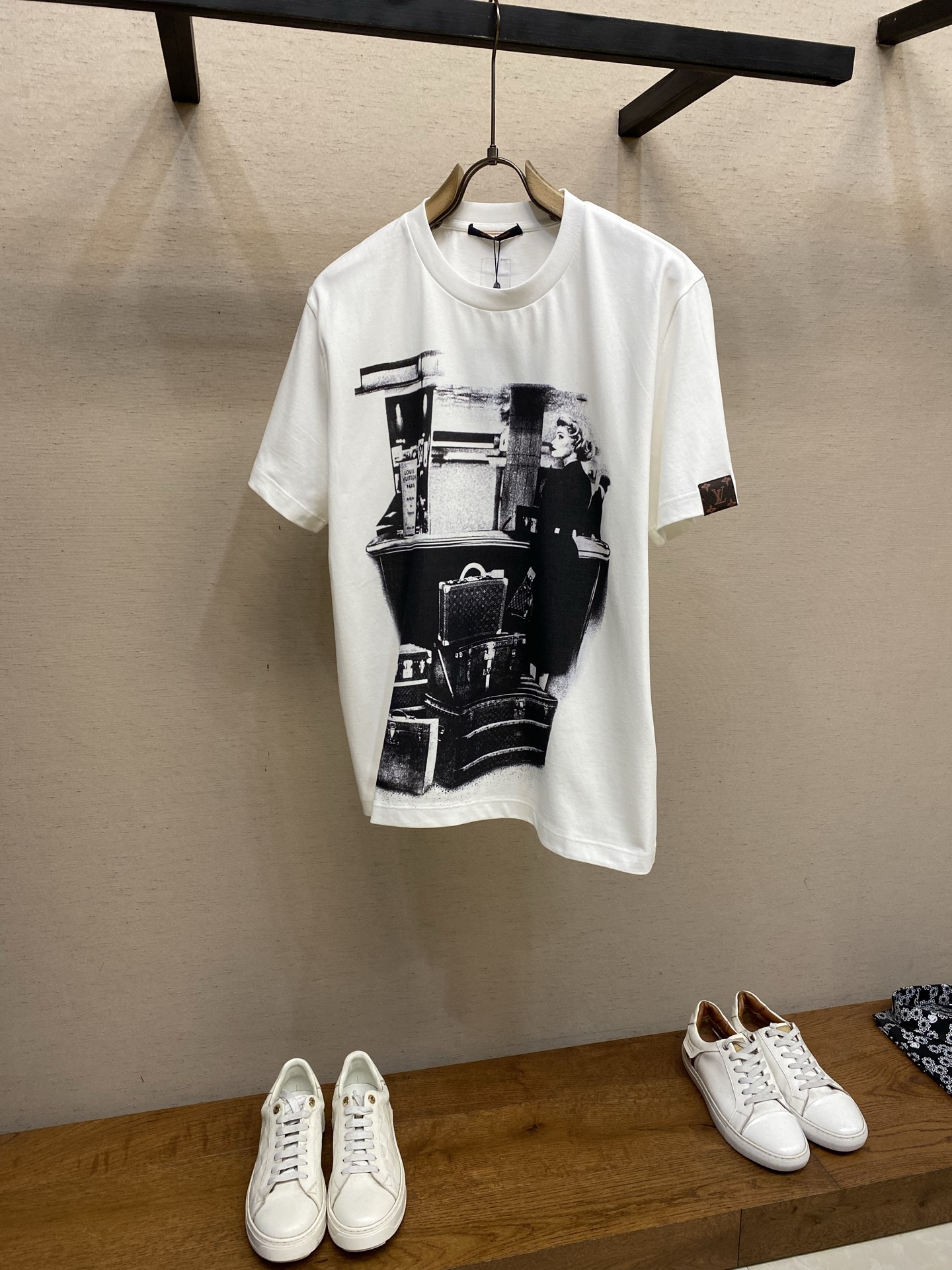 NO:912481,1V Louis Vuitton 2026FW Early Spring TRAVELLER TRUNK Printed T-shirt This T-shirt is made of cotton knitted and has a loose fit, which exudes a casual atmosphere in comfort. The front is printed with a printing process to depict the image of a fashionable traveler and the Louis Vuitton Collection Hard Case, subtly paying tribute to the brand's long heritage. The Monogram leather stamp on the left sleeve adds a classic touch. It is recommended to dry clean or wrap it in a laundry bag on the reverse side to quickly machine wash and dry naturally!  Do not soak or wash with warm water!  !  !  !  !  !   Size S-XL,,louis vuitton,tees,t-shirt,198609091V 路易家 2026FW早春TRAVELLER TRUNK 印花 T恤本款T恤采用棉质针织裁出宽松版型,于舒适之中流露随性气息.正面以印花工艺描绘风尚旅人形象与路易威登典藏系列硬箱,巧妙致敬品牌悠远传承.左袖的 Monogram皮章再添经典笔触. 建议干洗或反面包裹洗衣袋单独快速机洗自然晾干！不得浸泡以及温热水洗！！！！！！  尺码S-XL,,louis vuitton,tees，t-shirt,,Men's clothing
