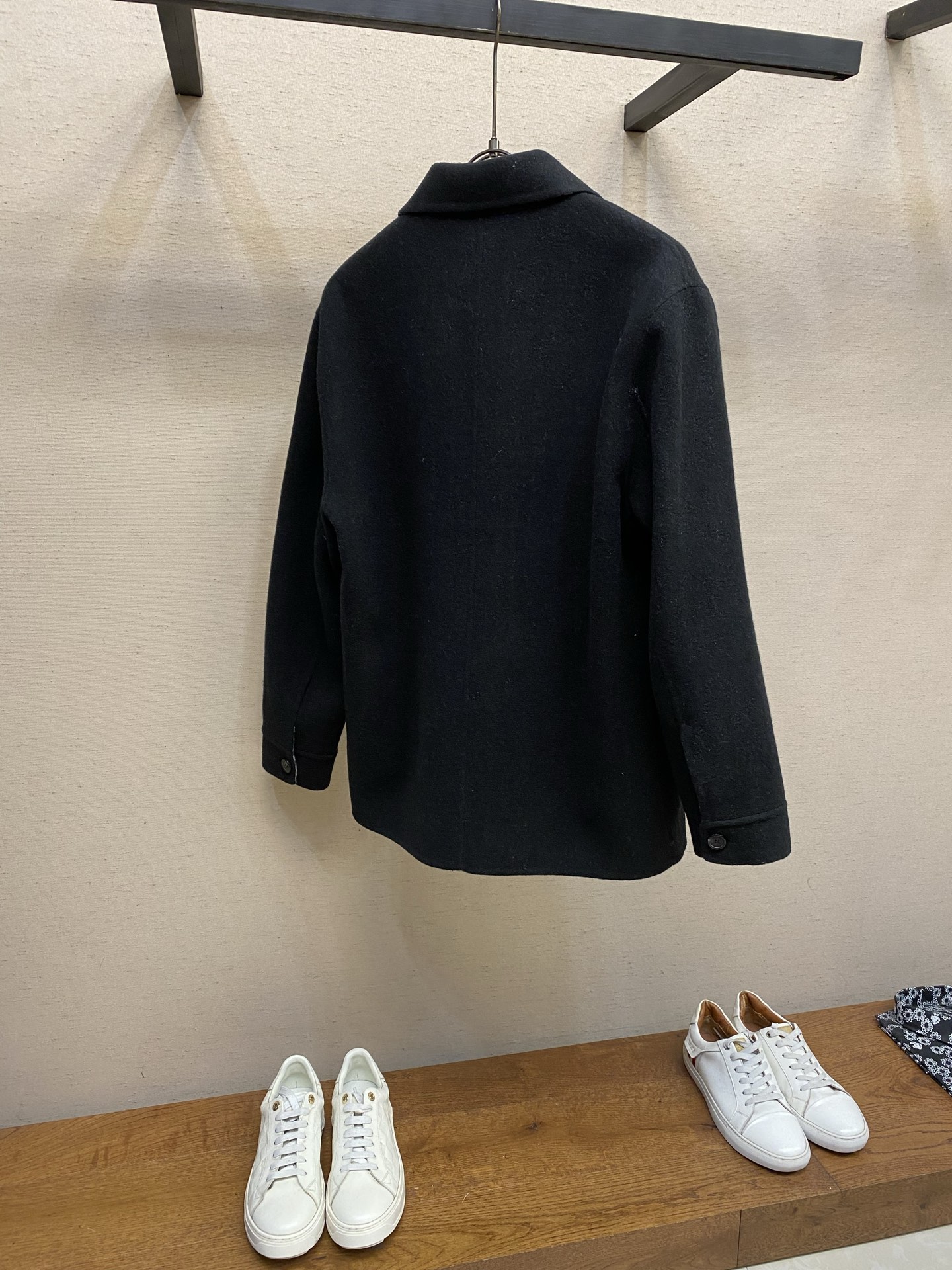 🌟🌟BBR 羊毛外套式衬衫面料选择：精选双面羊毛混纺面料，以高密度织法呈现细腻肌理。羊毛天然的保暖性与透