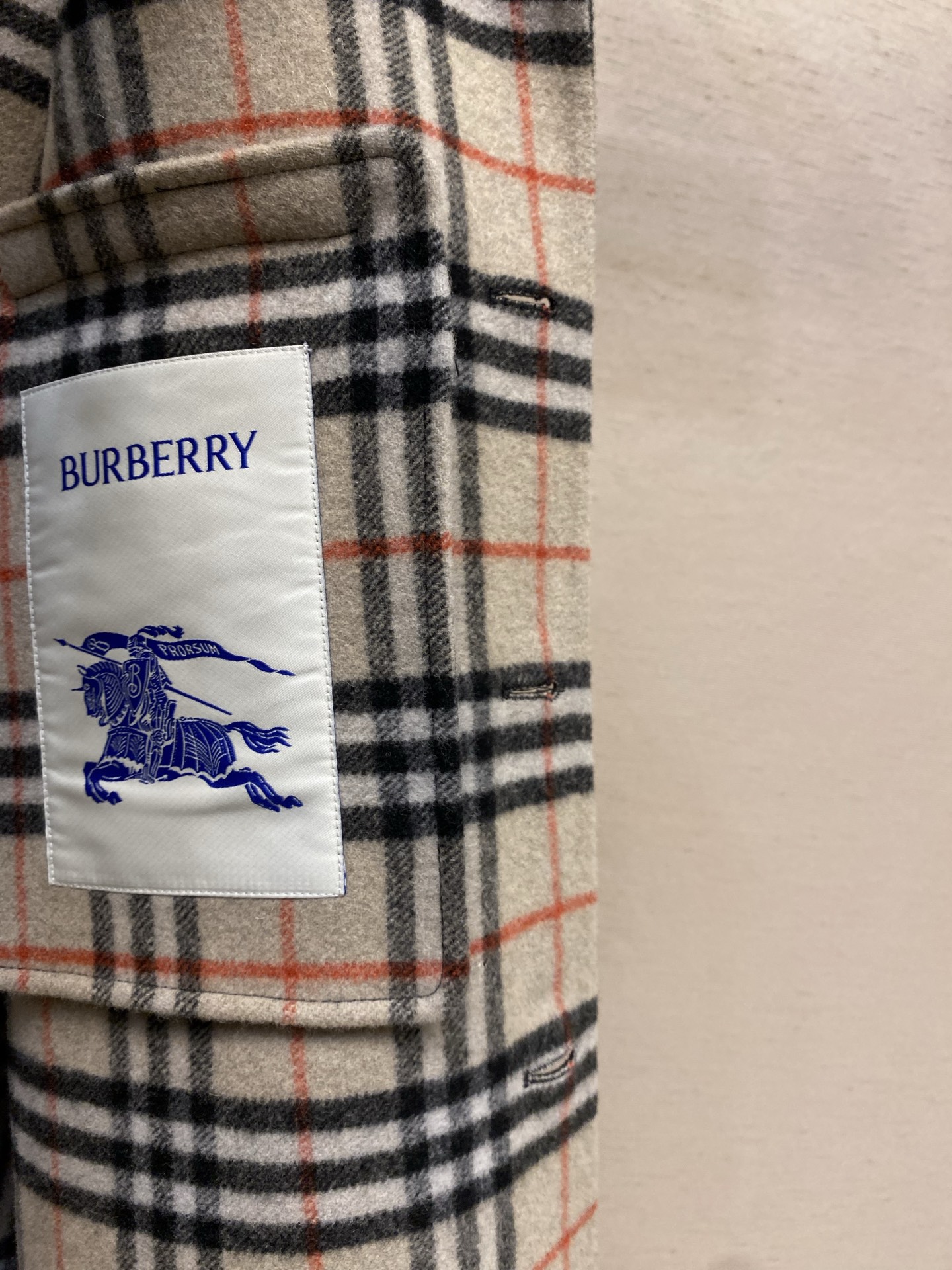 🌟🌟BBR 羊毛外套式衬衫面料选择：精选双面羊毛混纺面料，以高密度织法呈现细腻肌理。羊毛天然的保暖性与透