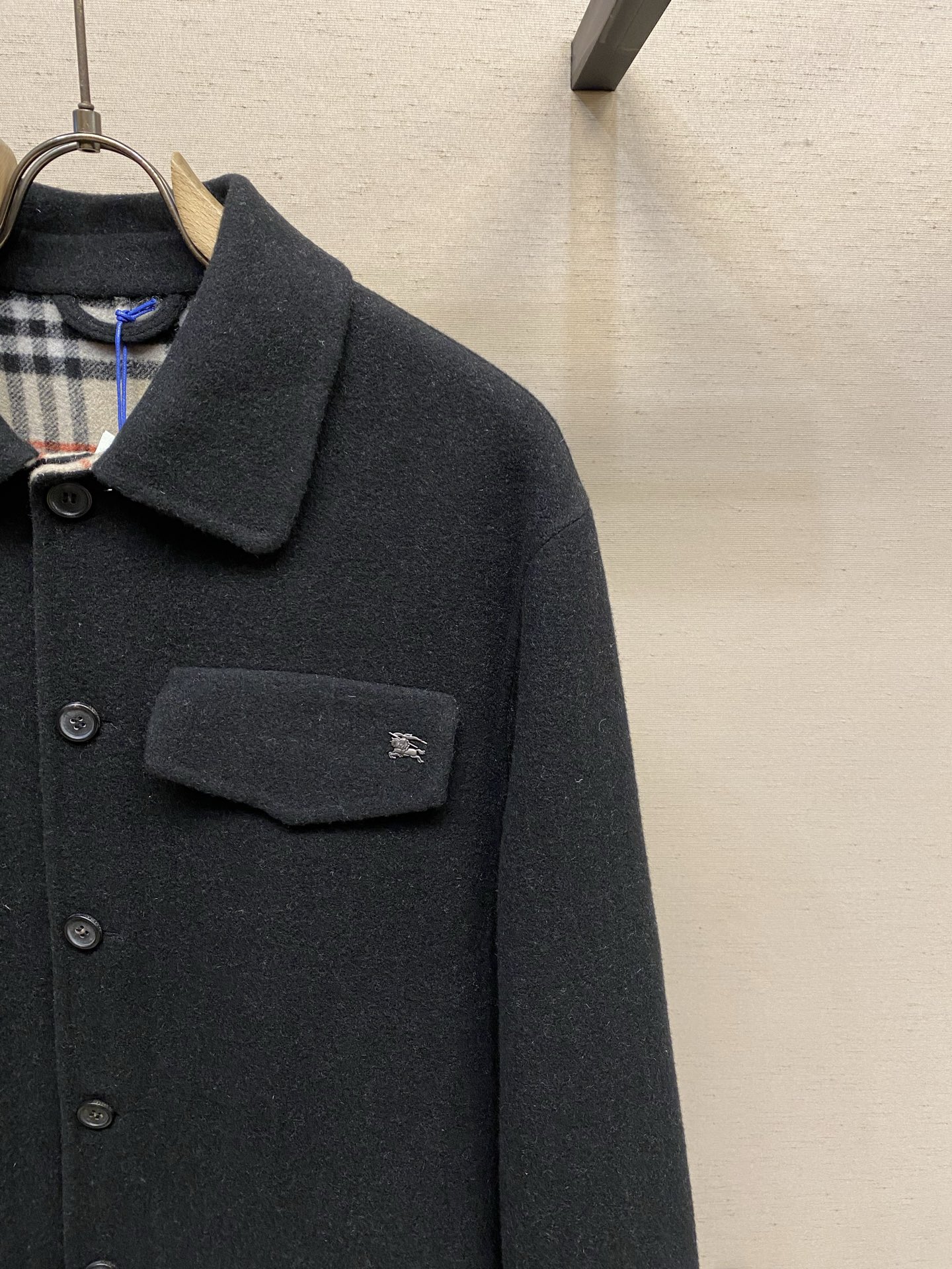 🌟🌟BBR 羊毛外套式衬衫面料选择：精选双面羊毛混纺面料，以高密度织法呈现细腻肌理。羊毛天然的保暖性与透