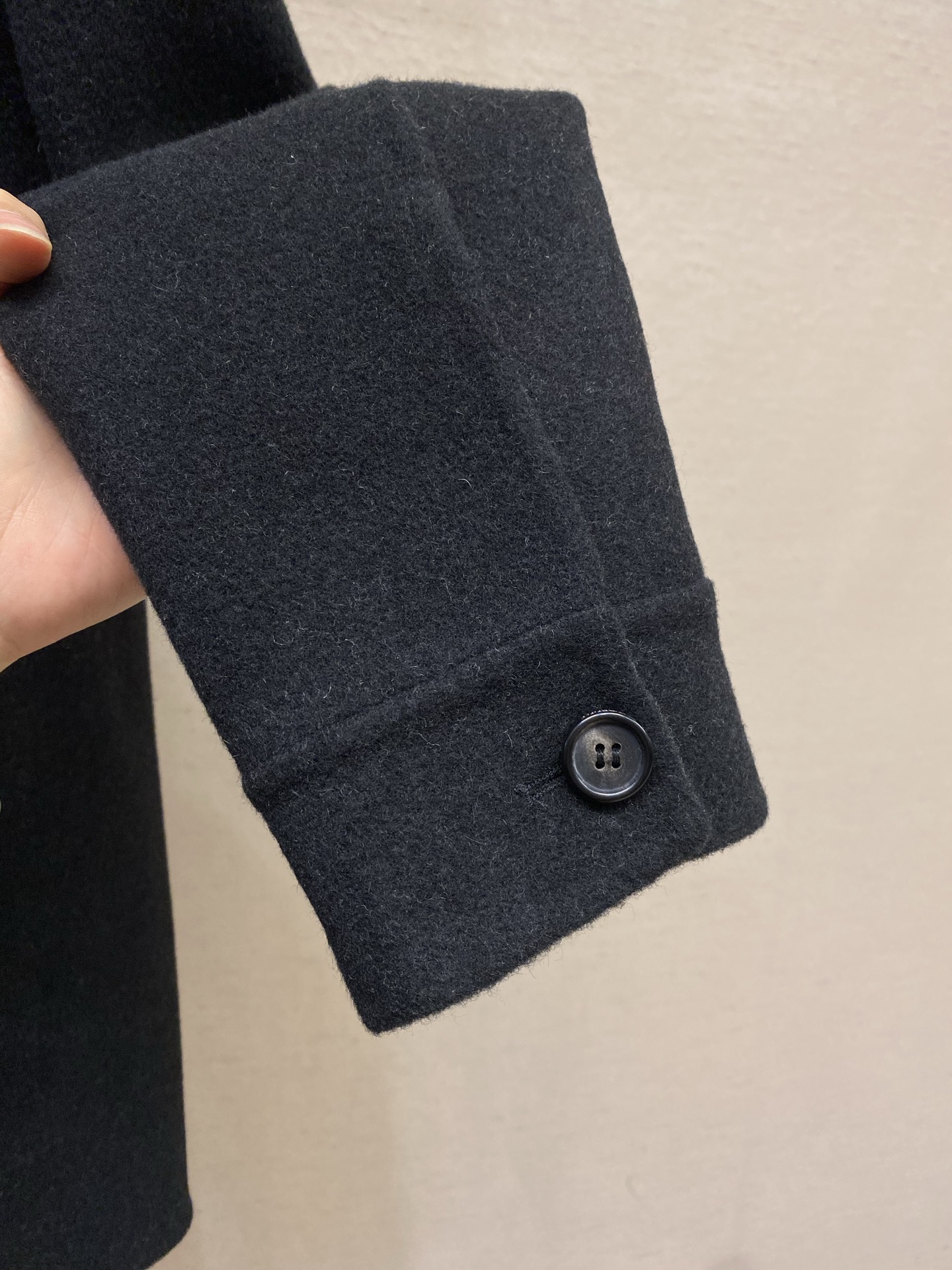 🌟🌟BBR 羊毛外套式衬衫面料选择：精选双面羊毛混纺面料，以高密度织法呈现细腻肌理。羊毛天然的保暖性与透