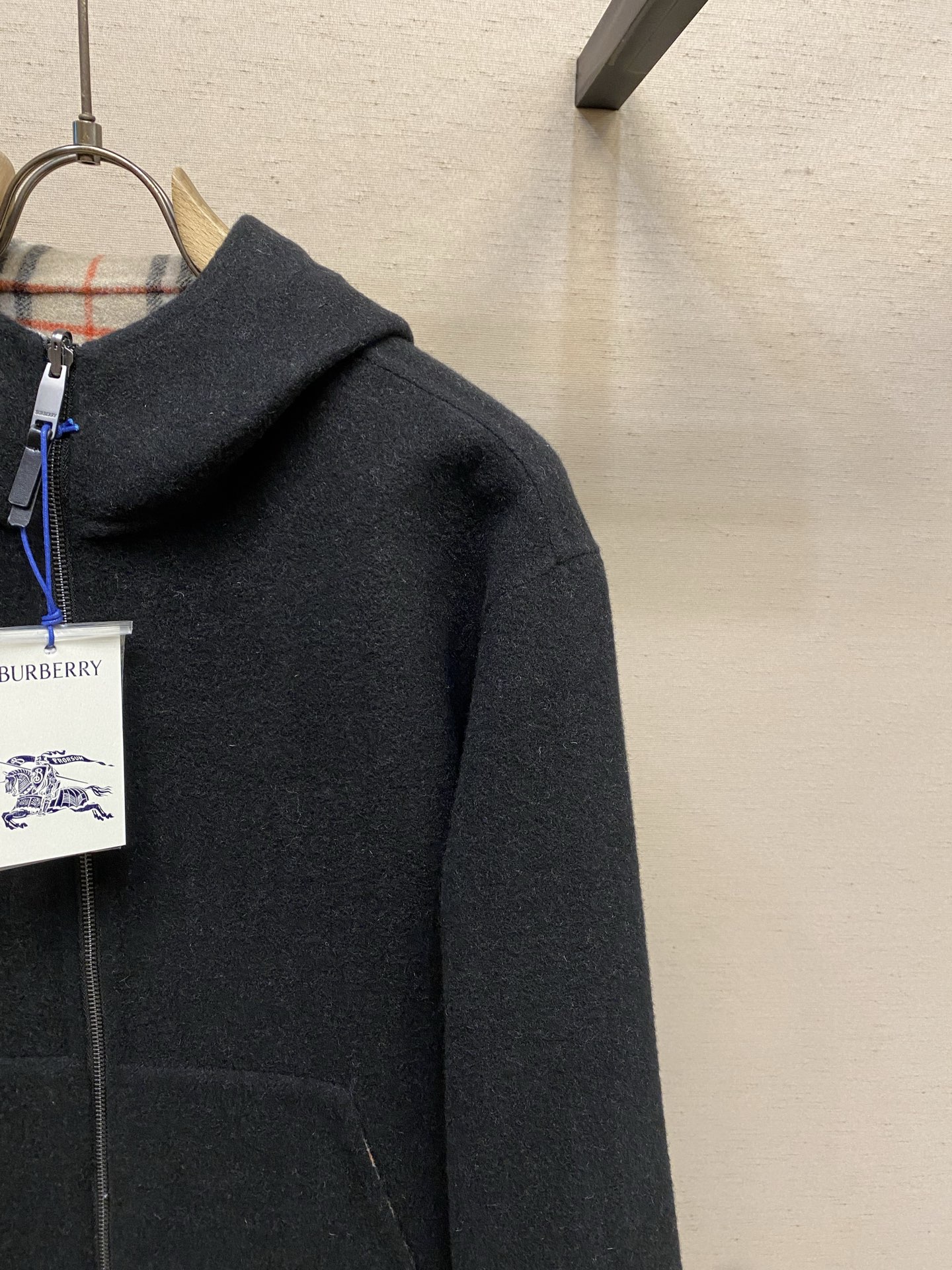 🌟🌟BBR 双面两穿羊毛连帽外套面料选择：精选双面羊毛斜纹面料，通过独特的拉绒工艺处理，使表层呈现细腻丰