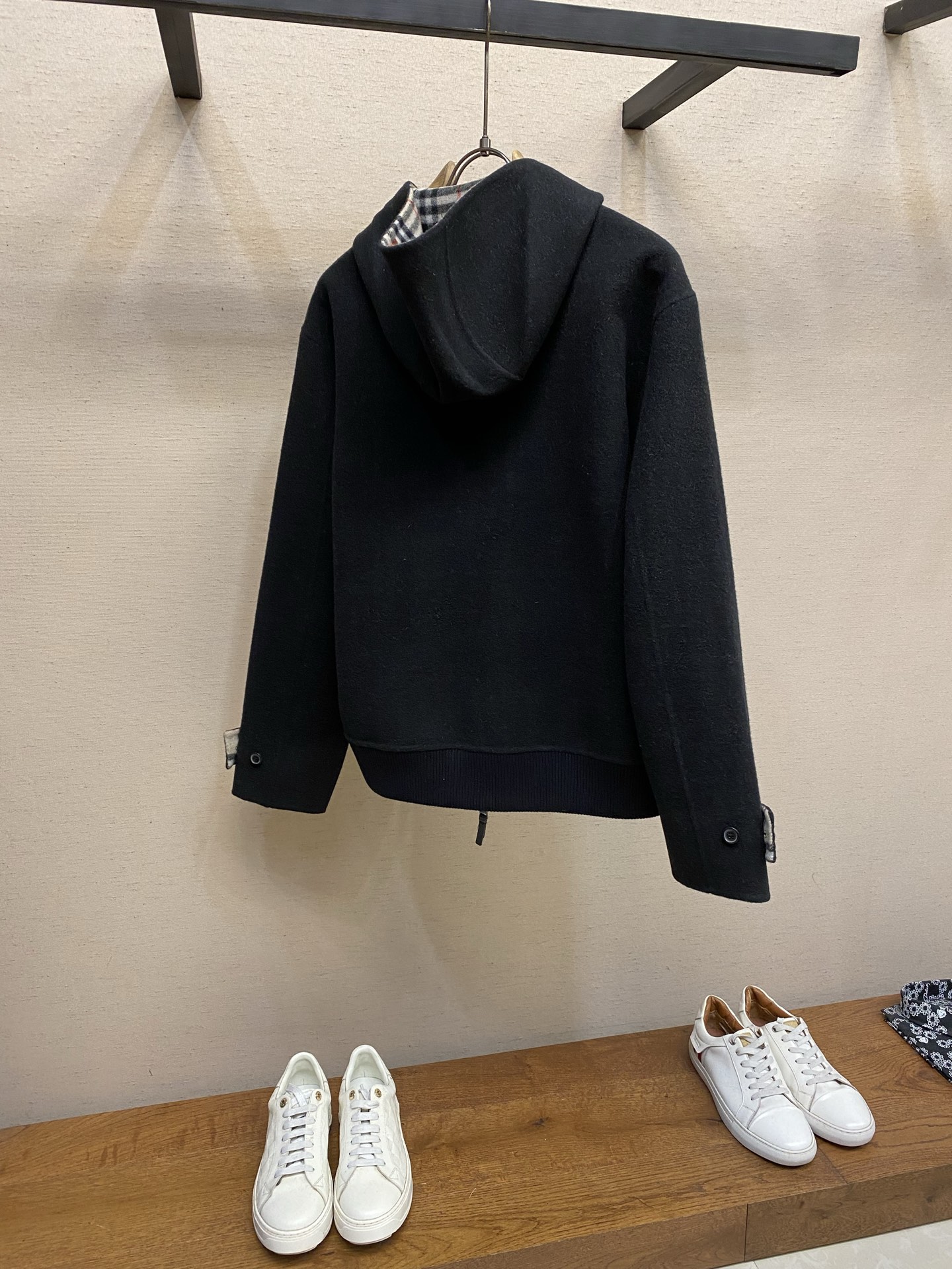 🌟🌟BBR 双面两穿羊毛连帽外套面料选择：精选双面羊毛斜纹面料，通过独特的拉绒工艺处理，使表层呈现细腻丰