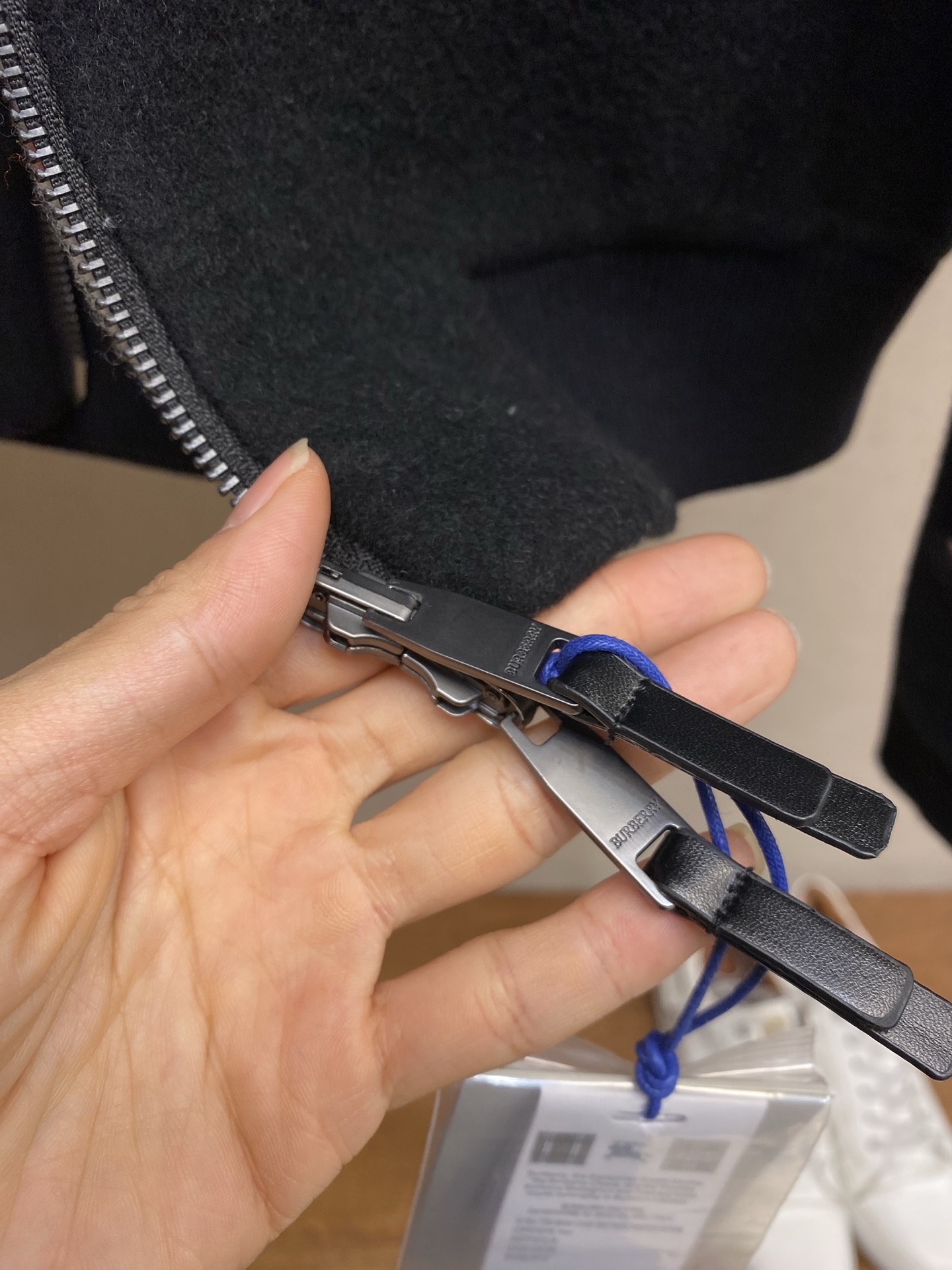 🌟🌟BBR 双面两穿羊毛连帽外套面料选择：精选双面羊毛斜纹面料，通过独特的拉绒工艺处理，使表层呈现细腻丰