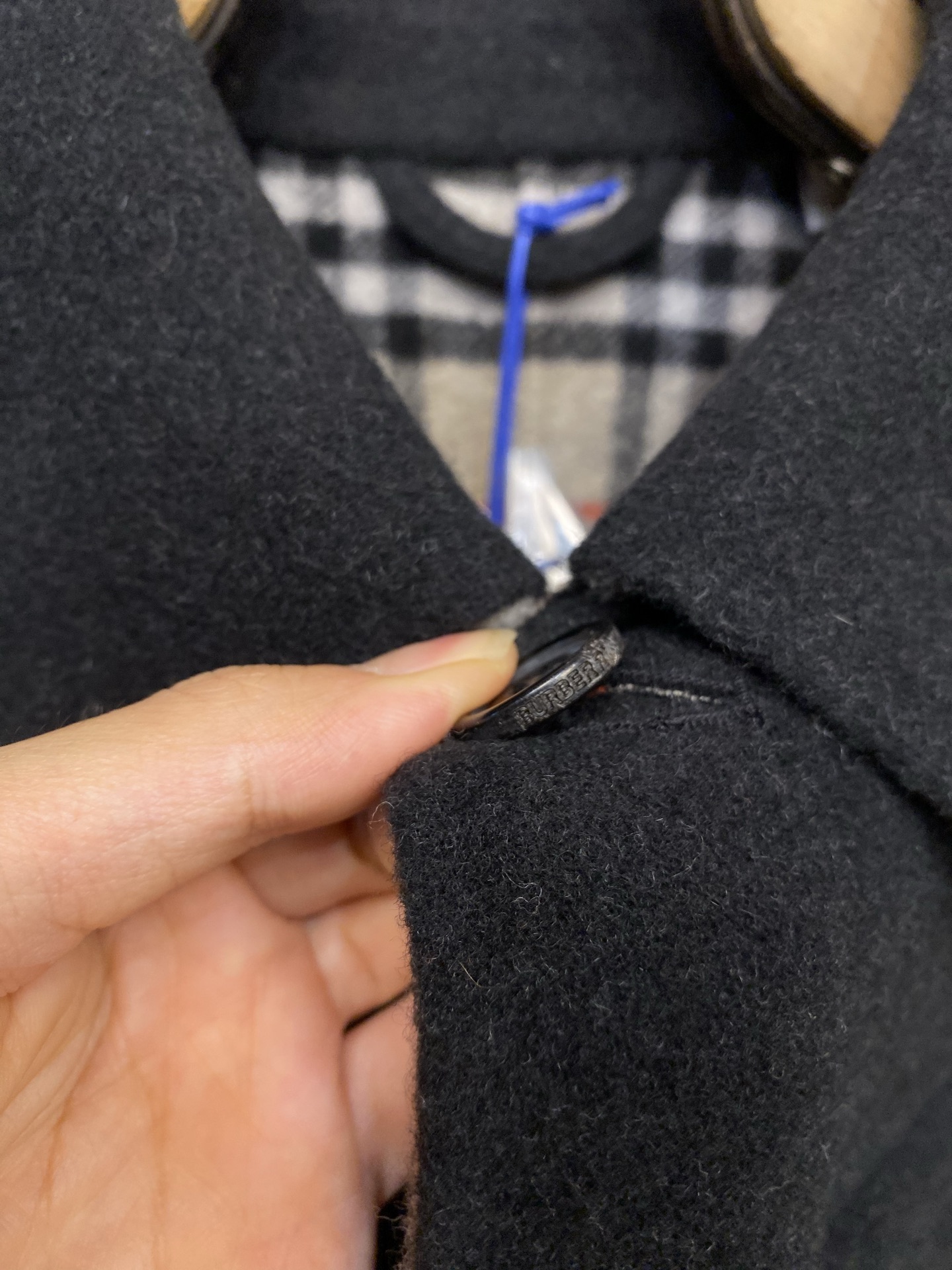 🌟🌟BBR 羊毛外套式衬衫面料选择：精选双面羊毛混纺面料，以高密度织法呈现细腻肌理。羊毛天然的保暖性与透