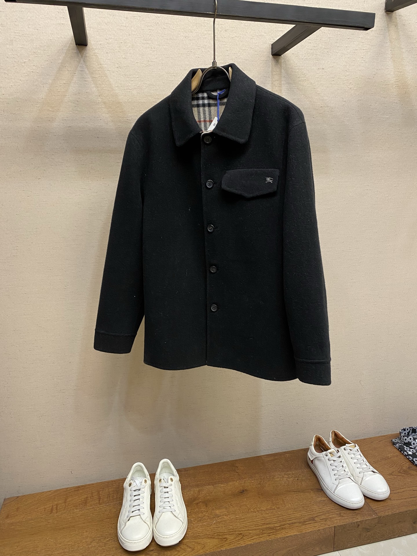 🌟🌟BBR 羊毛外套式衬衫面料选择：精选双面羊毛混纺面料，以高密度织法呈现细腻肌理。羊毛天然的保暖性与透