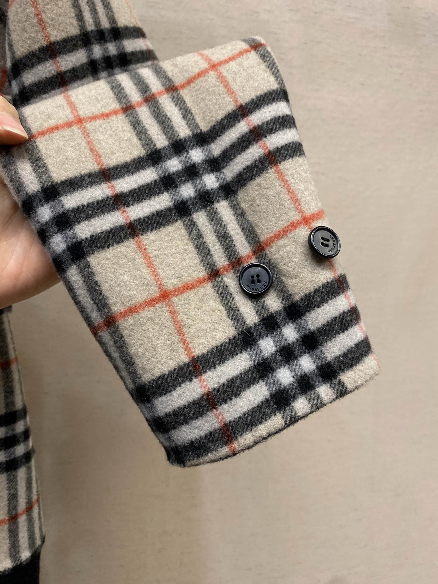 🌟🌟BBR 双面两穿羊毛连帽外套面料选择：精选双面羊毛斜纹面料，通过独特的拉绒工艺处理，使表层呈现细腻丰