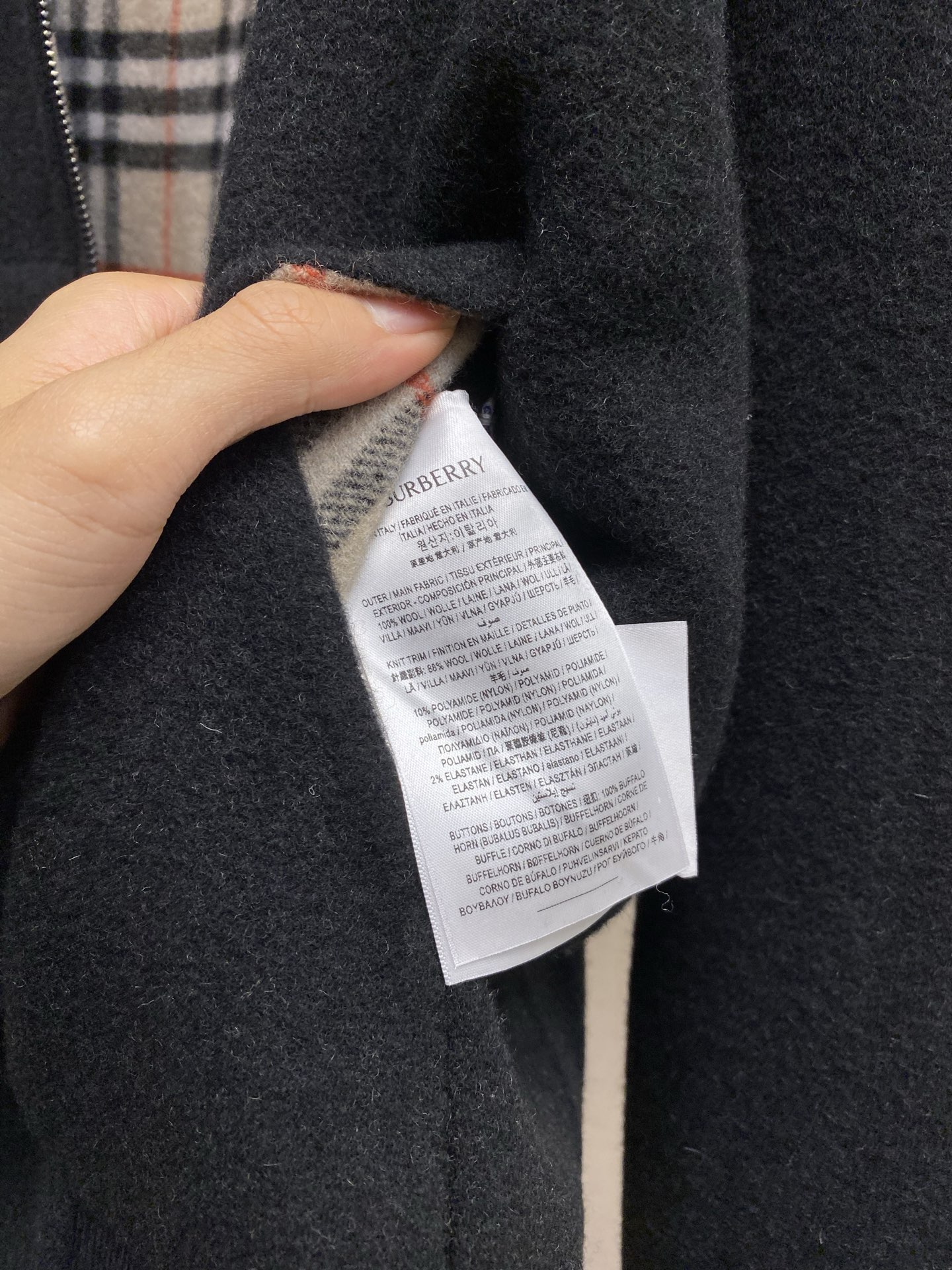 🌟🌟BBR 双面两穿羊毛连帽外套面料选择：精选双面羊毛斜纹面料，通过独特的拉绒工艺处理，使表层呈现细腻丰