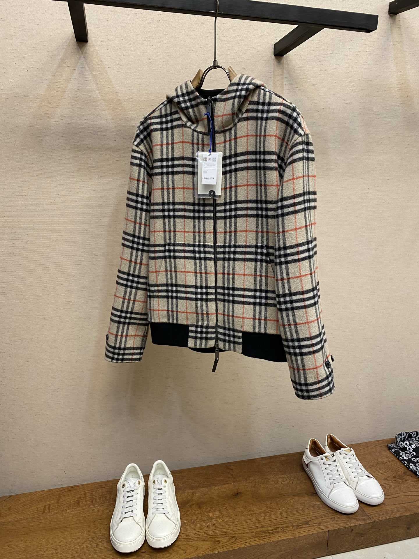 🌟🌟BBR 双面两穿羊毛连帽外套面料选择：精选双面羊毛斜纹面料，通过独特的拉绒工艺处理，使表层呈现细腻丰