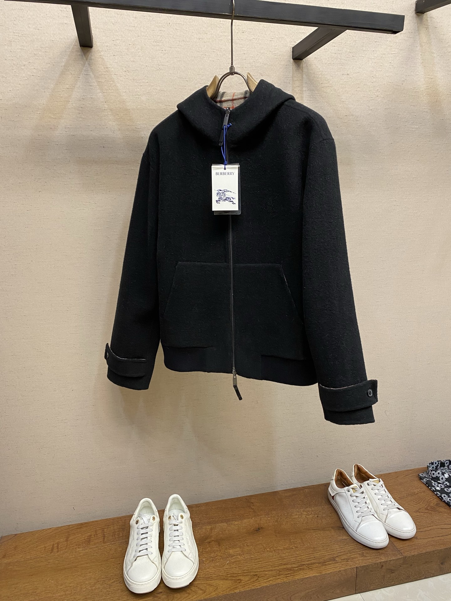 🌟🌟BBR 双面两穿羊毛连帽外套面料选择：精选双面羊毛斜纹面料，通过独特的拉绒工艺处理，使表层呈现细腻丰