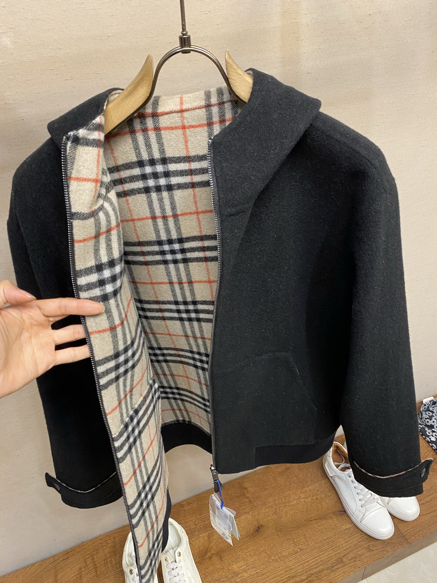 🌟🌟BBR 双面两穿羊毛连帽外套面料选择：精选双面羊毛斜纹面料，通过独特的拉绒工艺处理，使表层呈现细腻丰