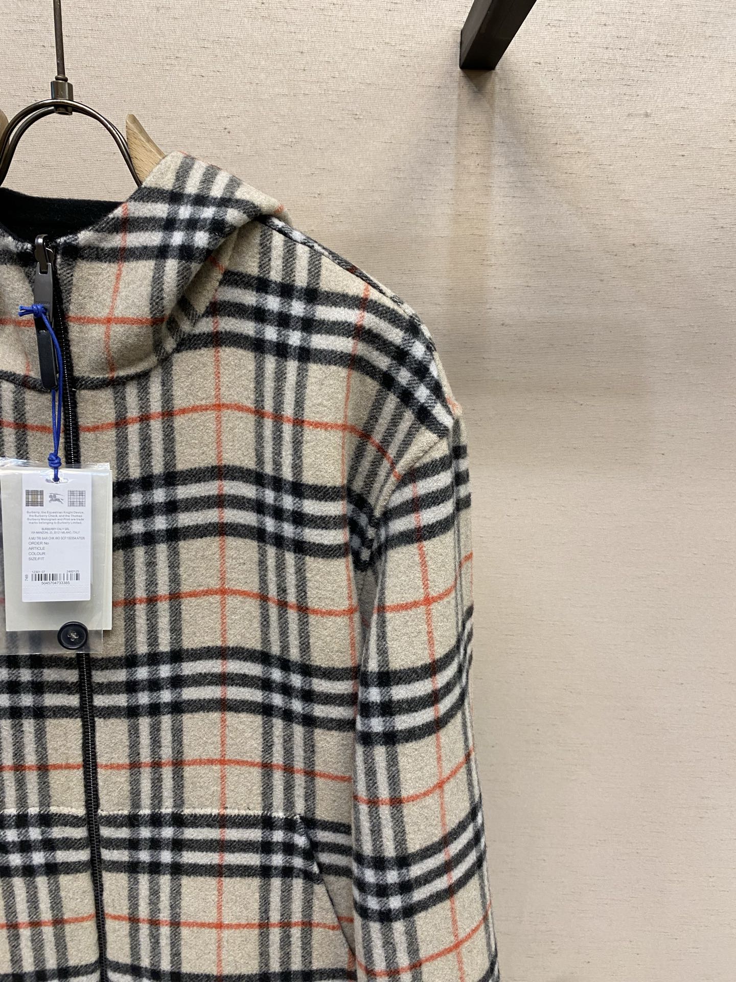 🌟🌟BBR 双面两穿羊毛连帽外套面料选择：精选双面羊毛斜纹面料，通过独特的拉绒工艺处理，使表层呈现细腻丰