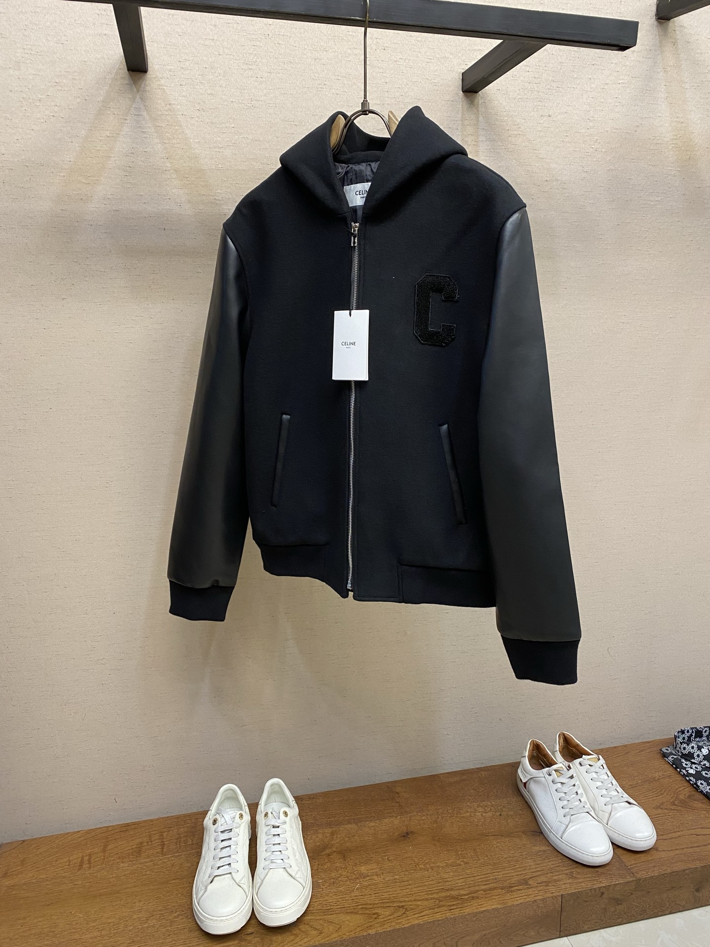 🌟🌟Celine 毛呢皮袖连帽外套面料选择：主体采用羊毛混纺面料，经特殊编织工艺打造，质地厚实而不失柔软