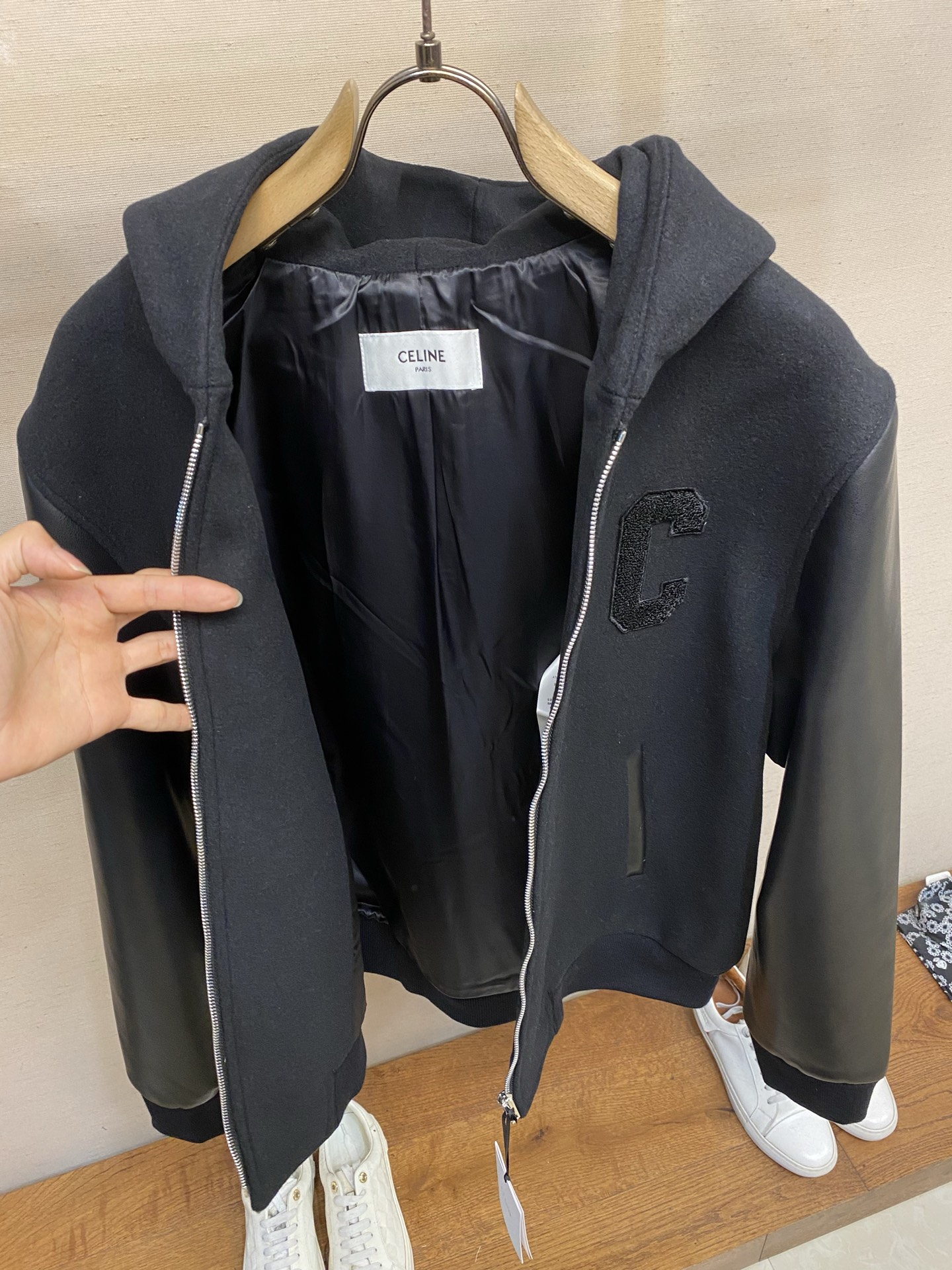 🌟🌟Celine 毛呢皮袖连帽外套面料选择：主体采用羊毛混纺面料，经特殊编织工艺打造，质地厚实而不失柔软