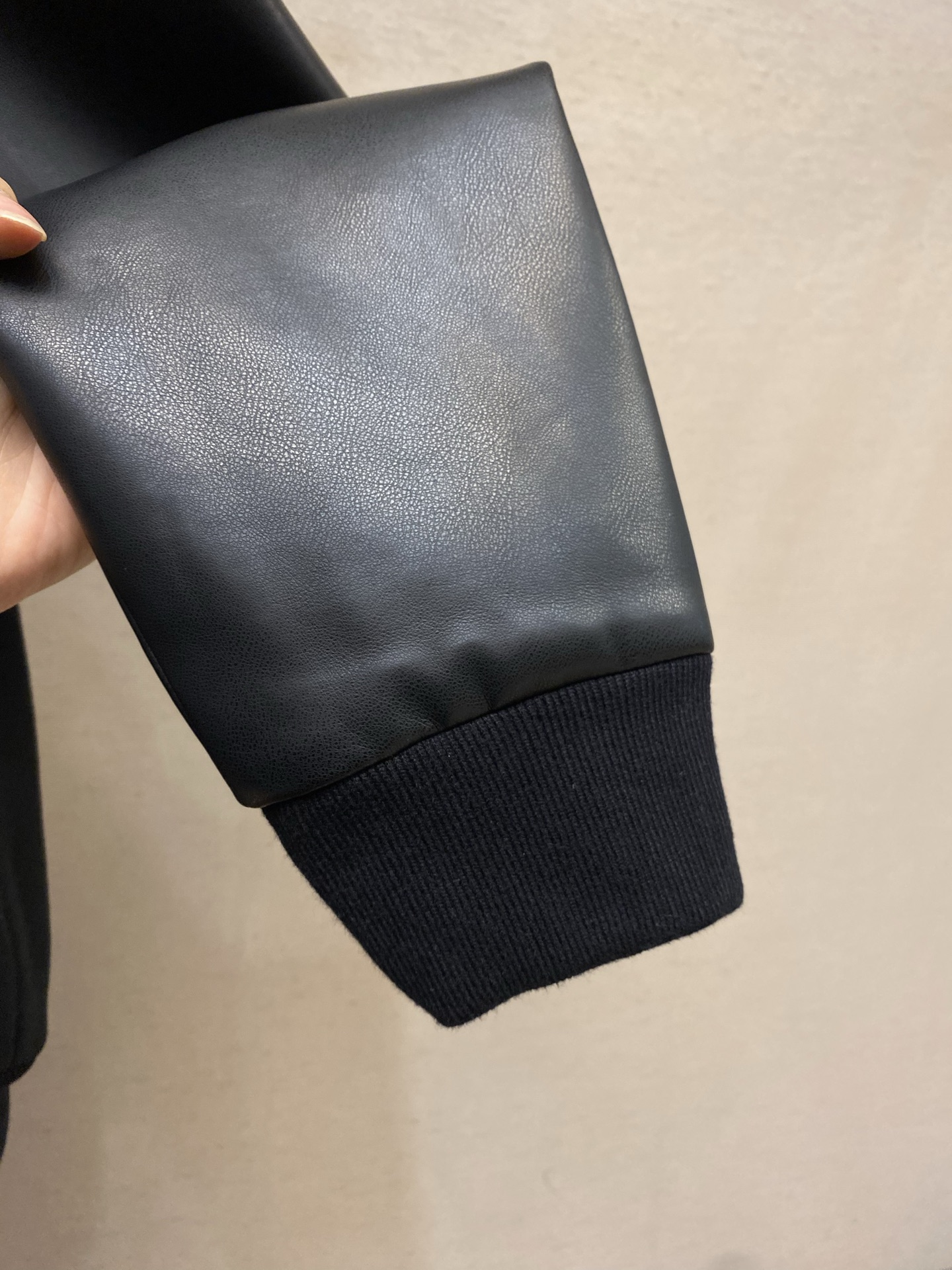 🌟🌟Celine 毛呢皮袖连帽外套面料选择：主体采用羊毛混纺面料，经特殊编织工艺打造，质地厚实而不失柔软