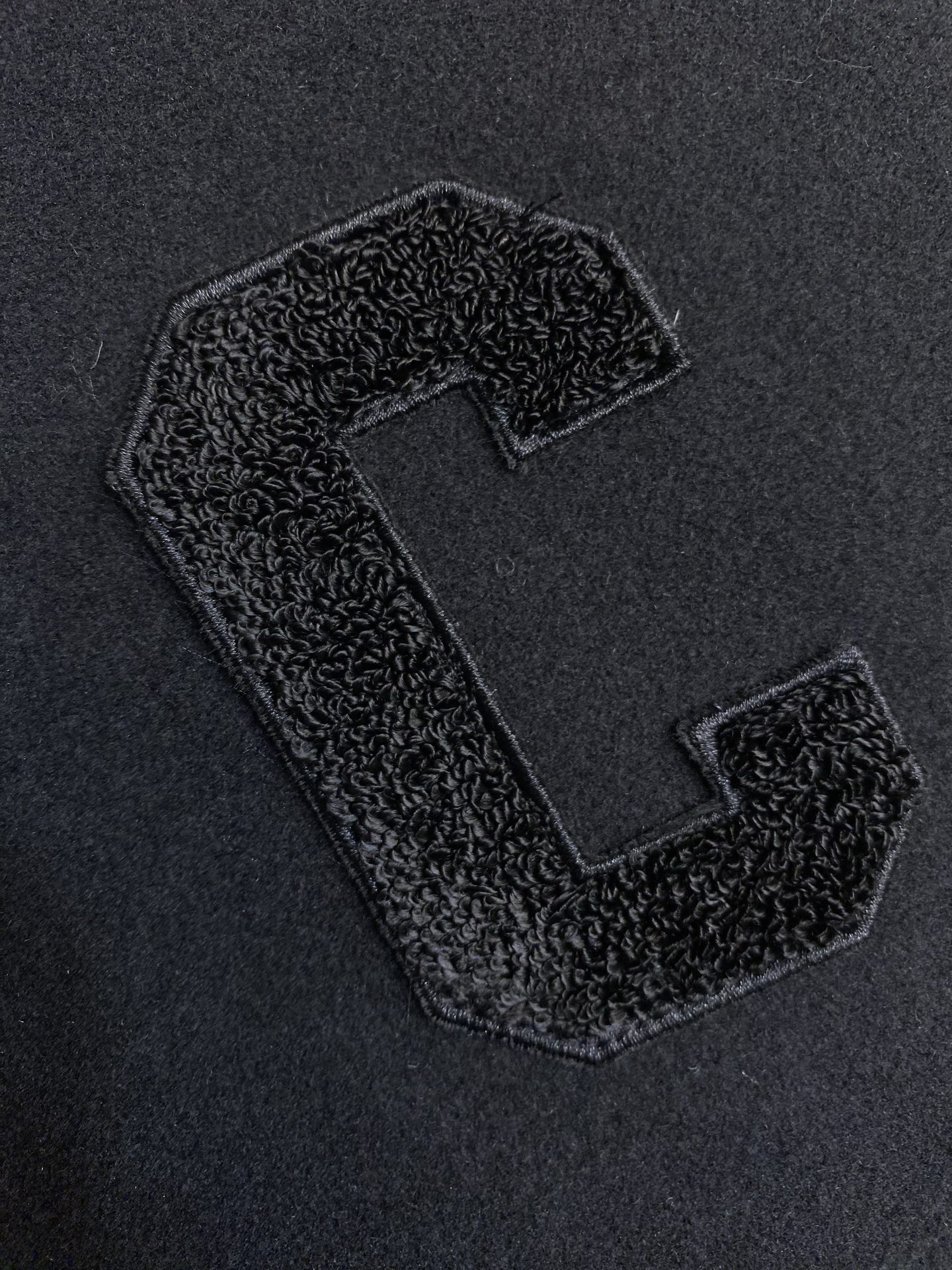 🌟🌟Celine 毛呢皮袖连帽外套面料选择：主体采用羊毛混纺面料，经特殊编织工艺打造，质地厚实而不失柔软