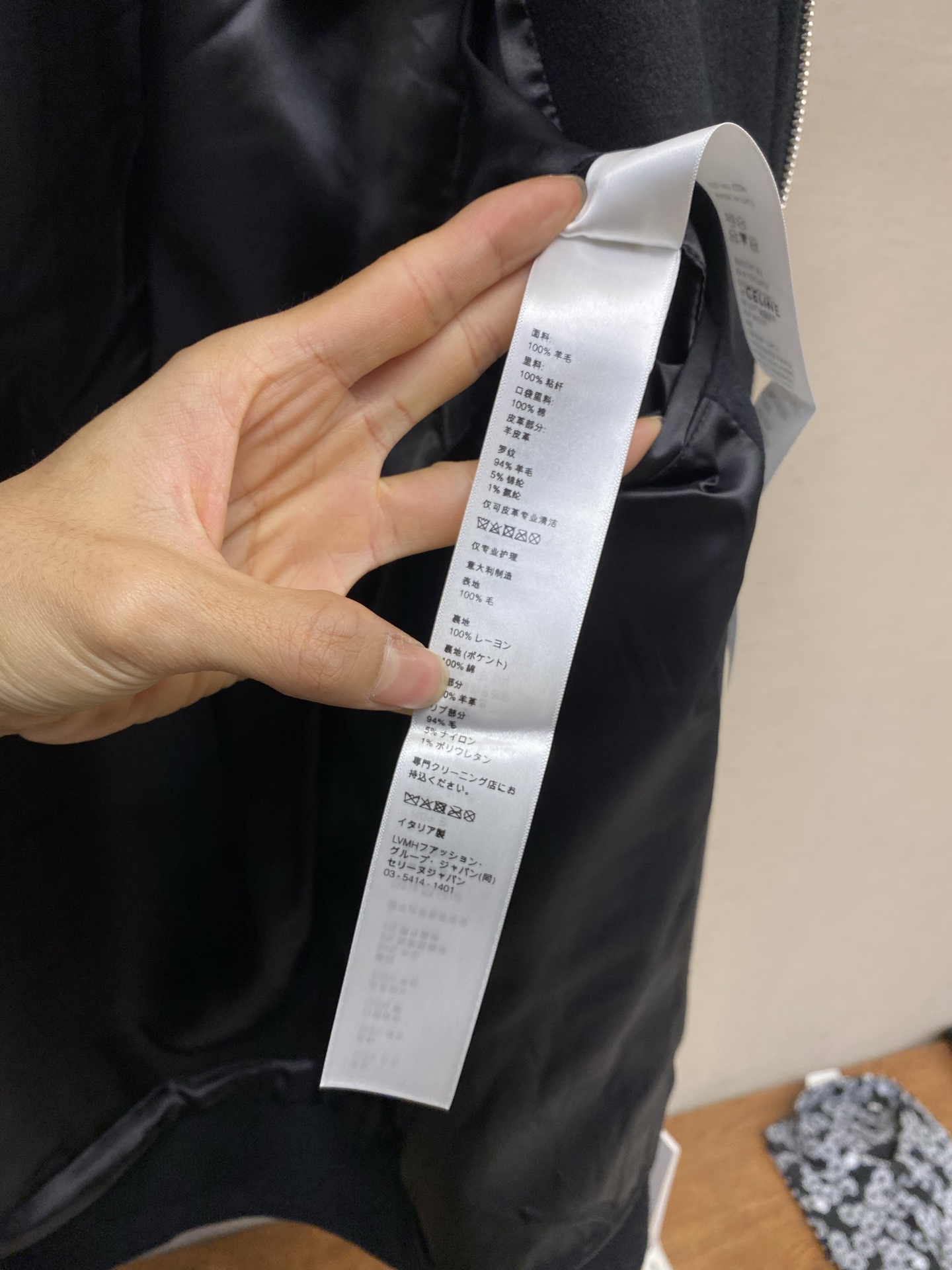 🌟🌟Celine 毛呢皮袖连帽外套面料选择：主体采用羊毛混纺面料，经特殊编织工艺打造，质地厚实而不失柔软